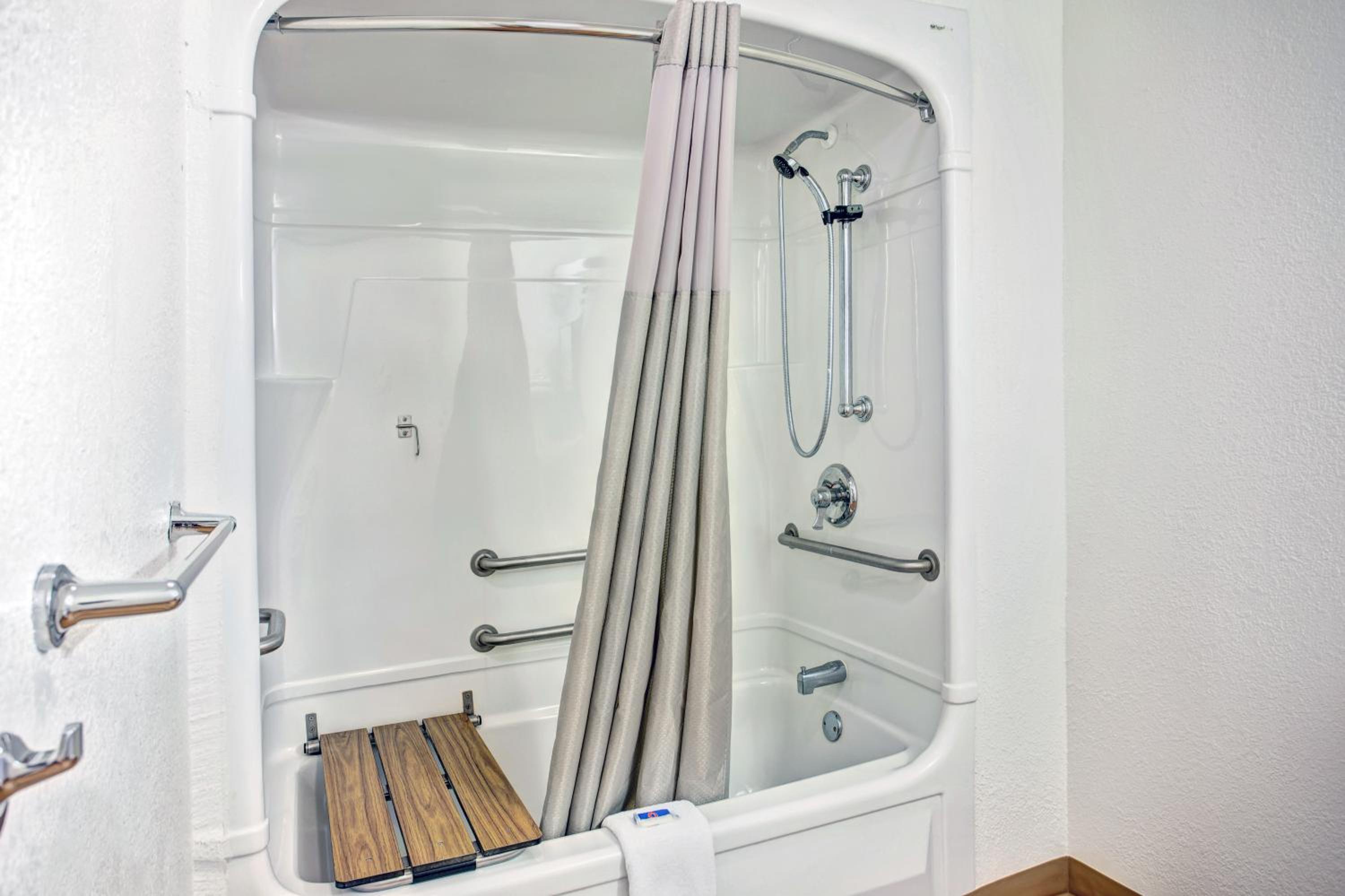 Double Room - MobilityAccess/Non-Smoking photo 3