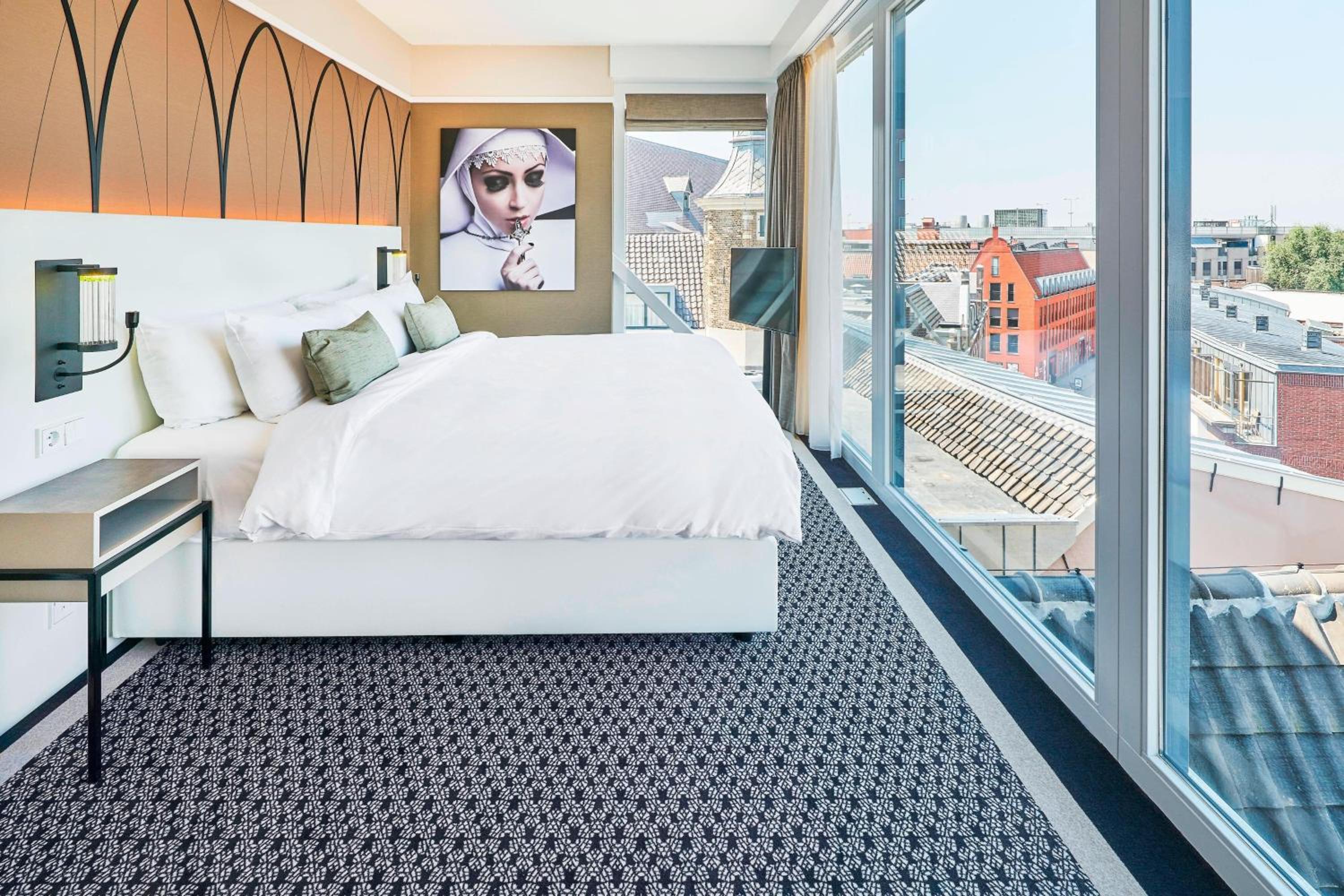 Panoramic King Suite - High Floor photo 2