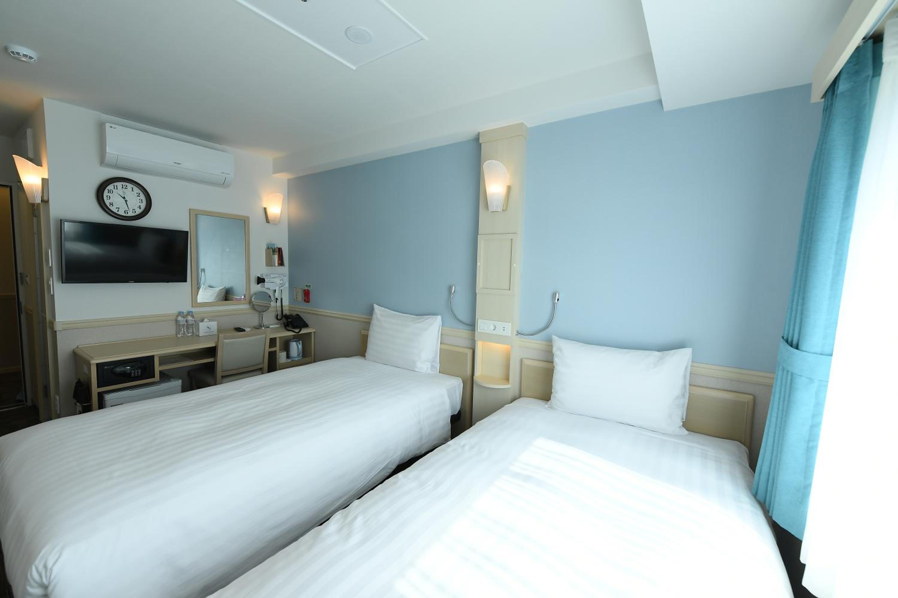 Twin Room - Photo 3