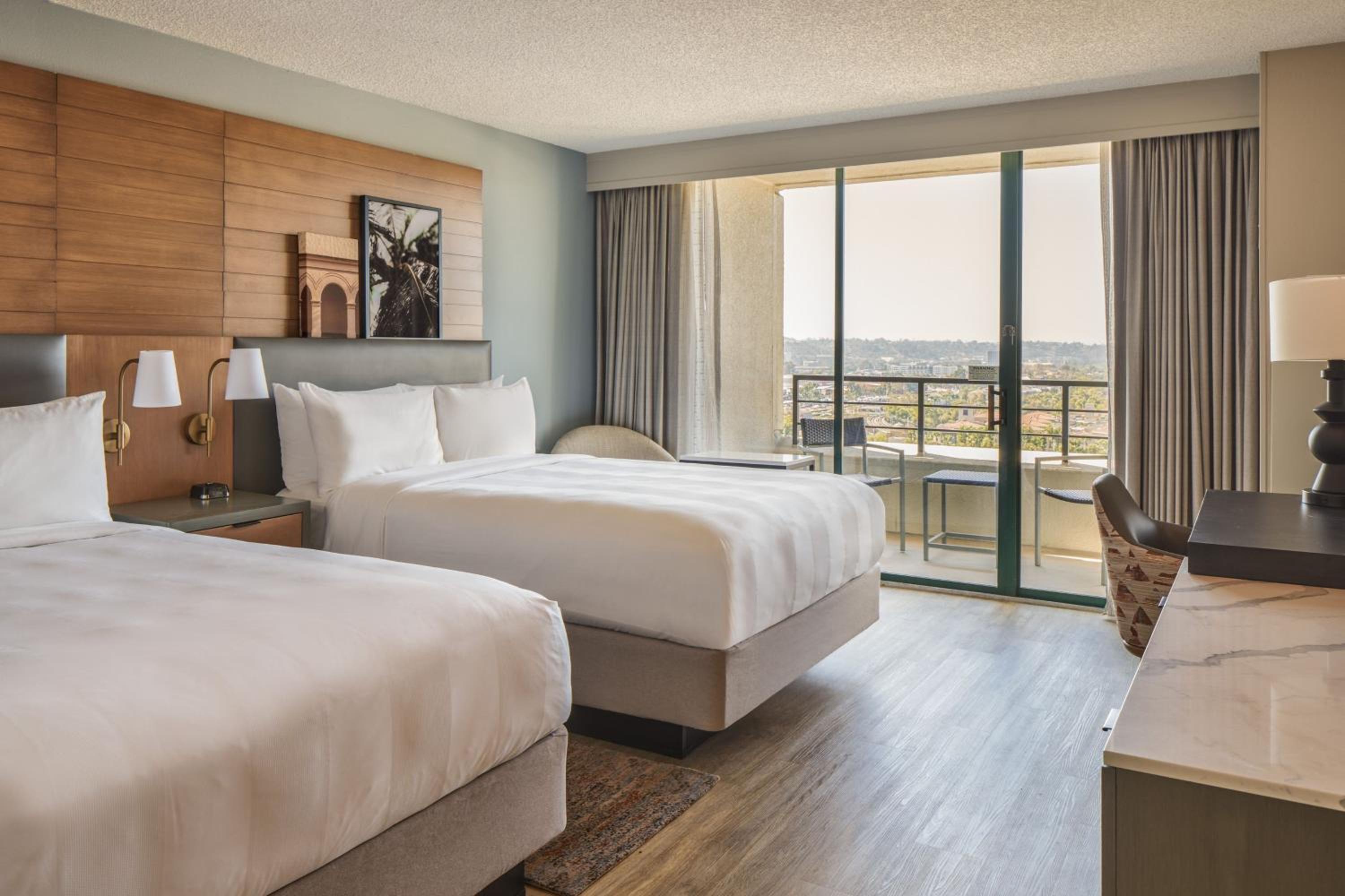 Executive Queen Room with Two Queen Beds and City View - High Floor photo 1