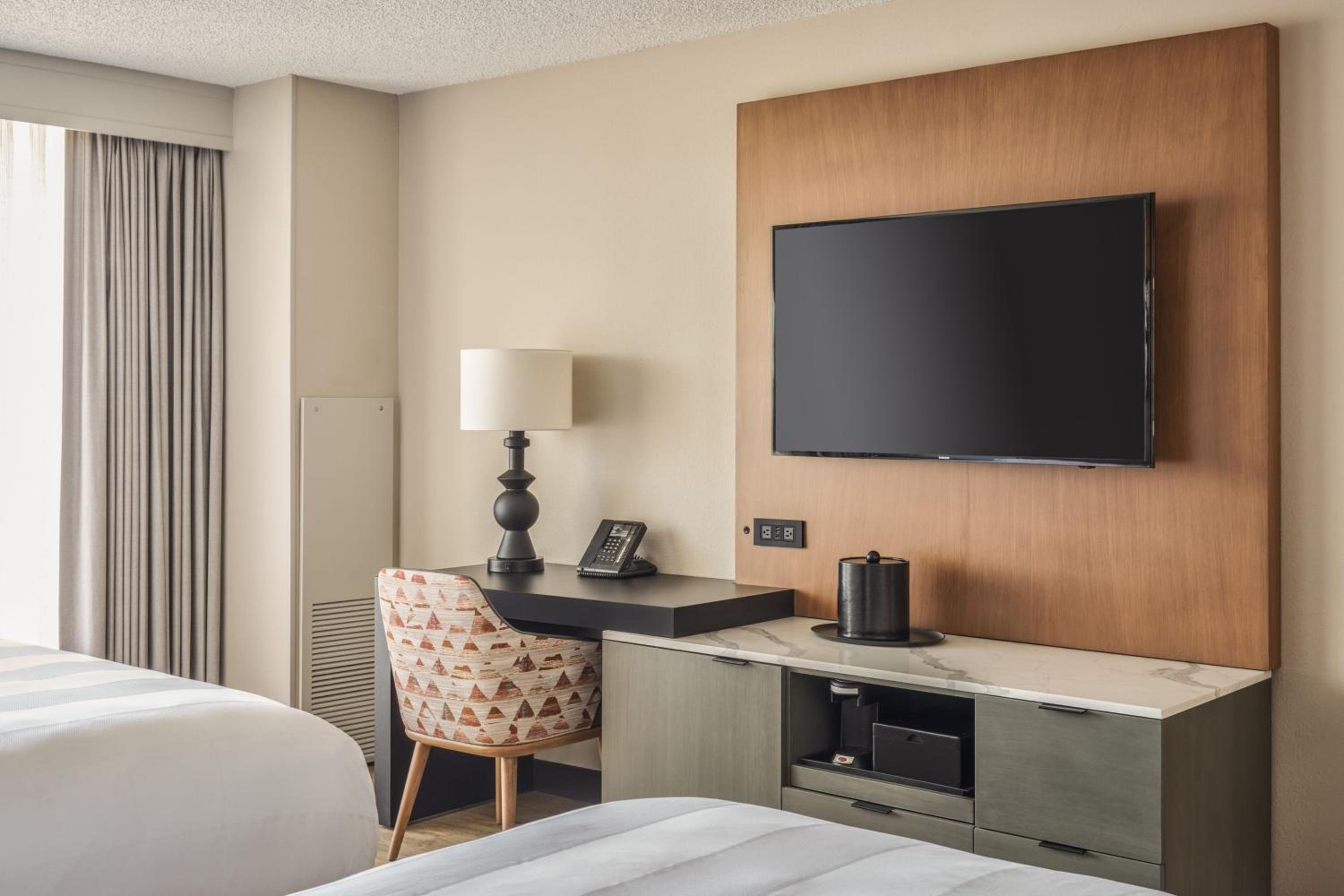 Queen Room with Two Queen Beds, Balcony and City View photo 2