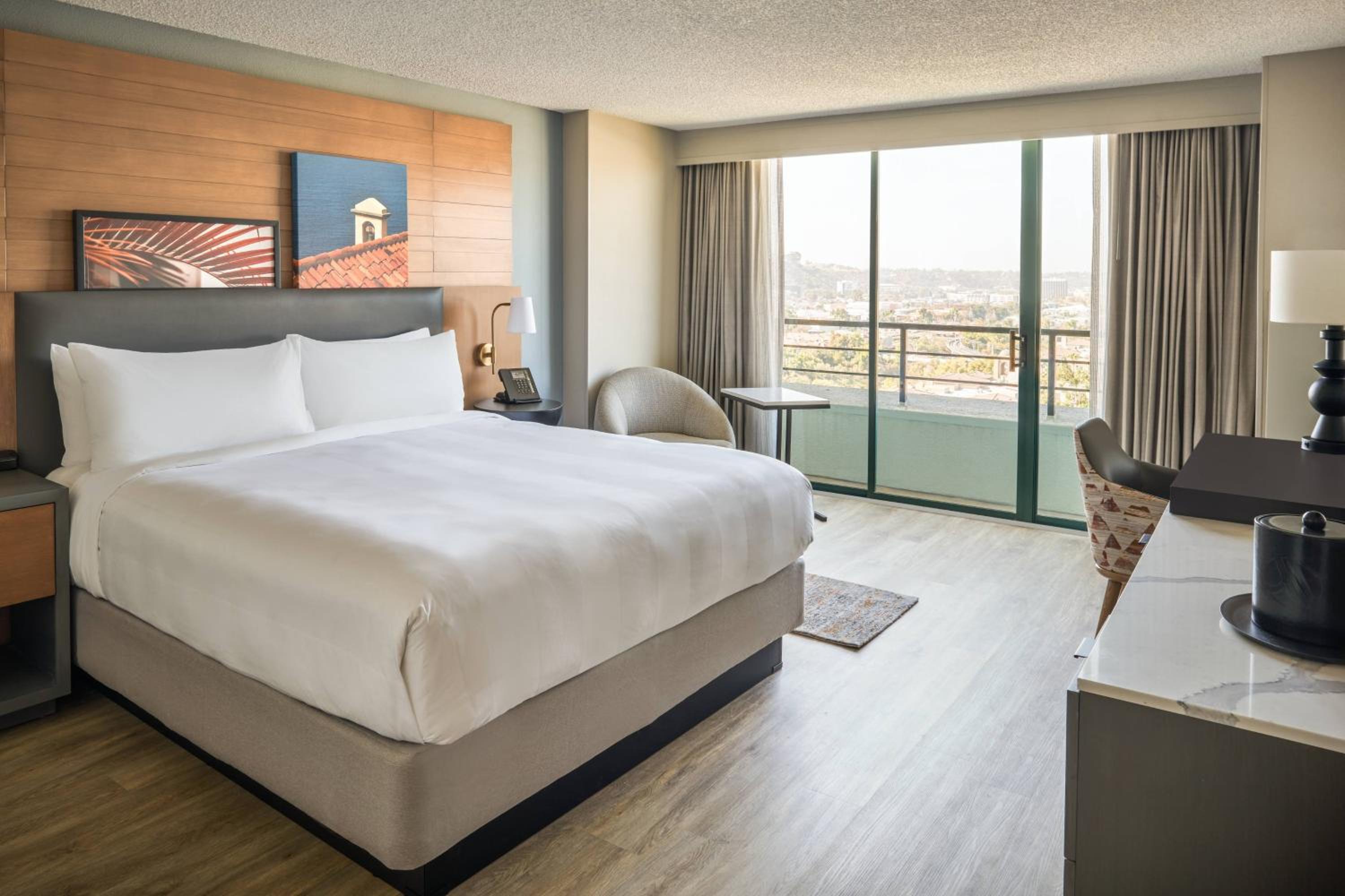 King Room with Balcony and City View  photo 3