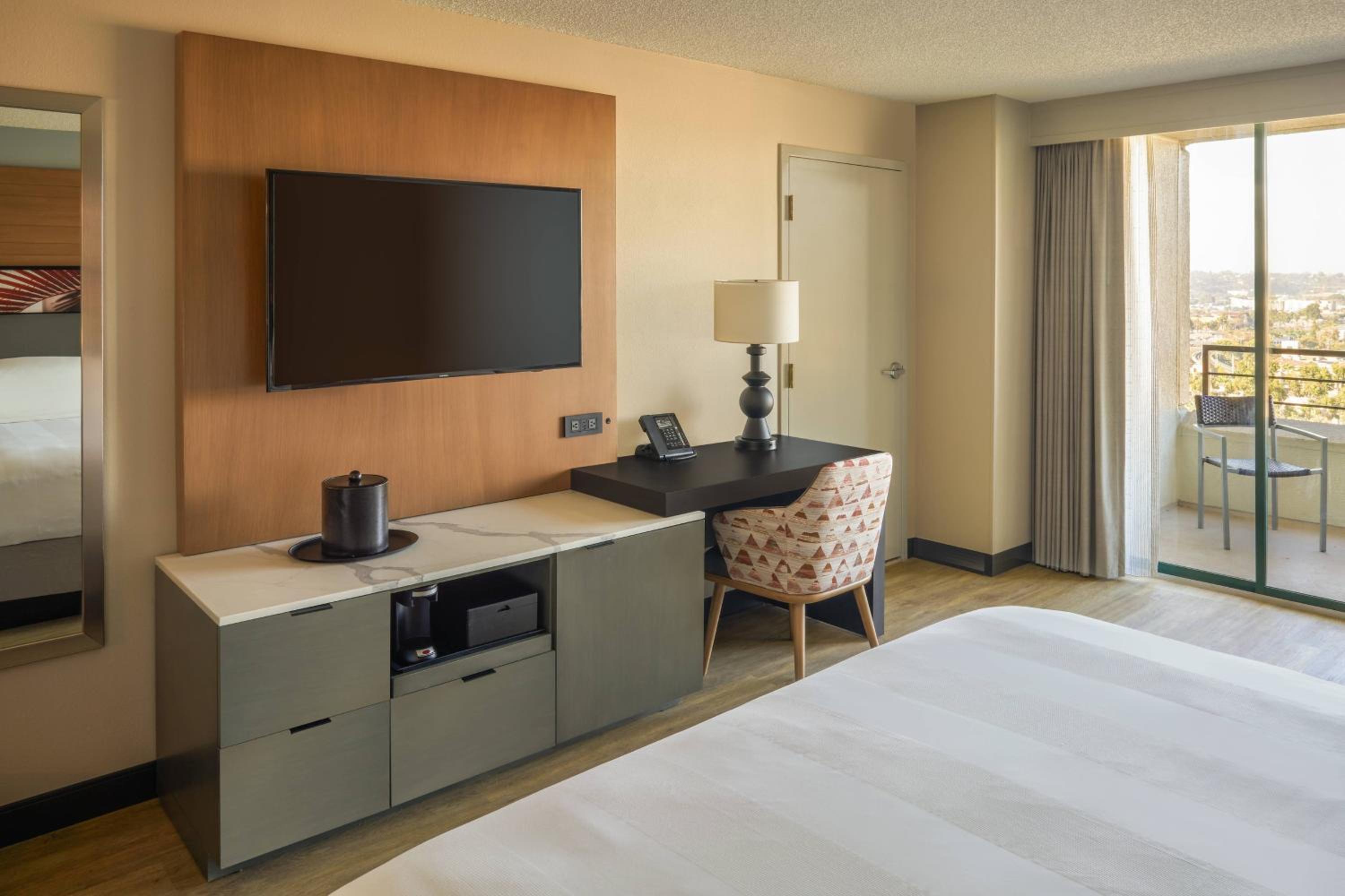King Room with Balcony and City View  photo 2