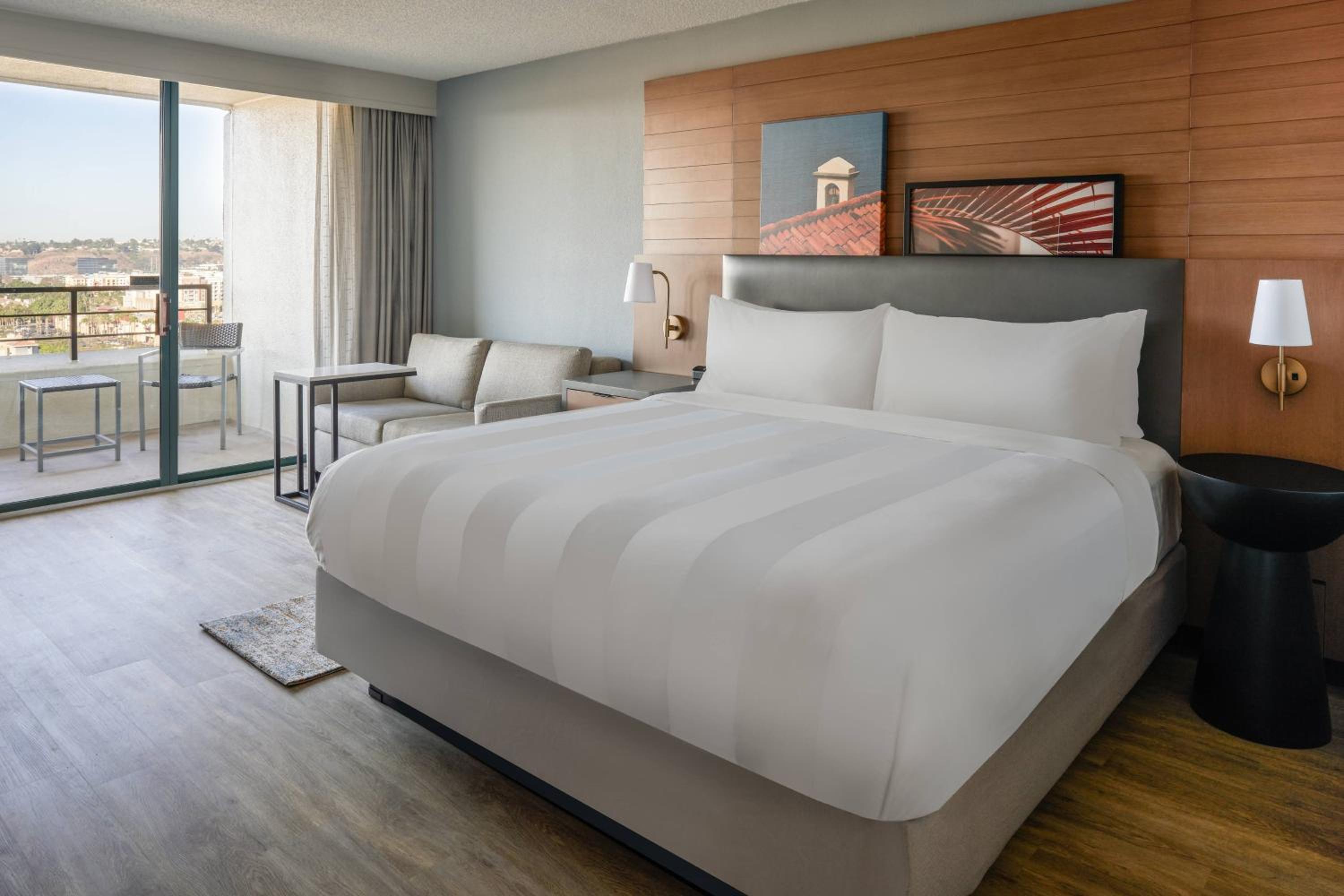 King Room with Balcony and Pool View photo 3