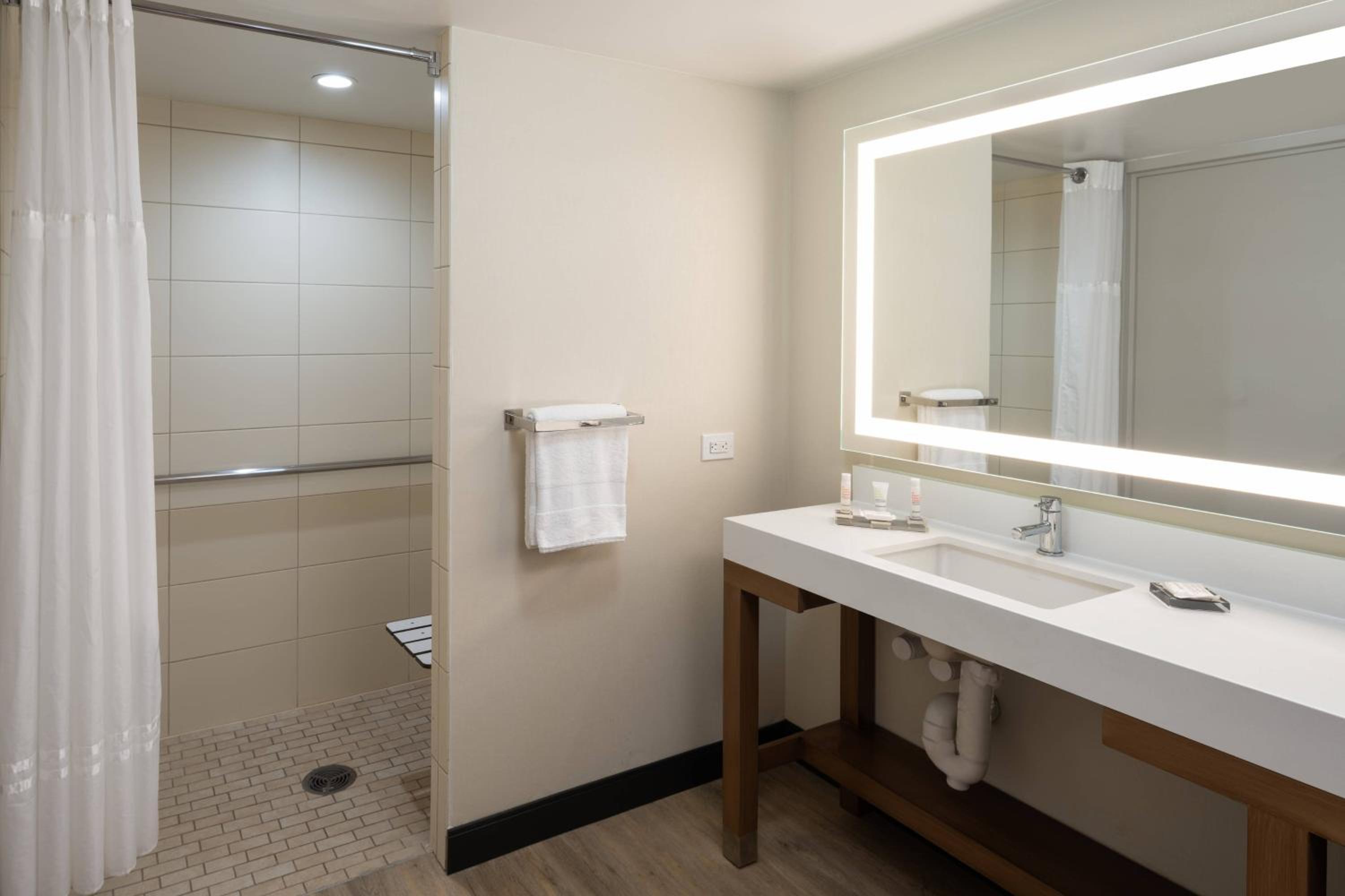 Executive King Room with City View - High Floor photo 2