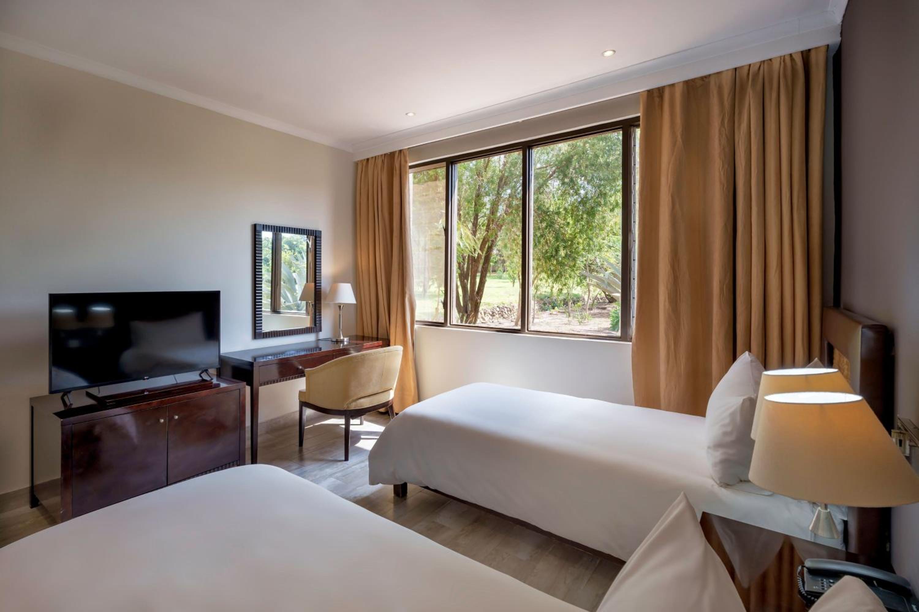 Guest Room with Twin Beds and Mountain View photo 2