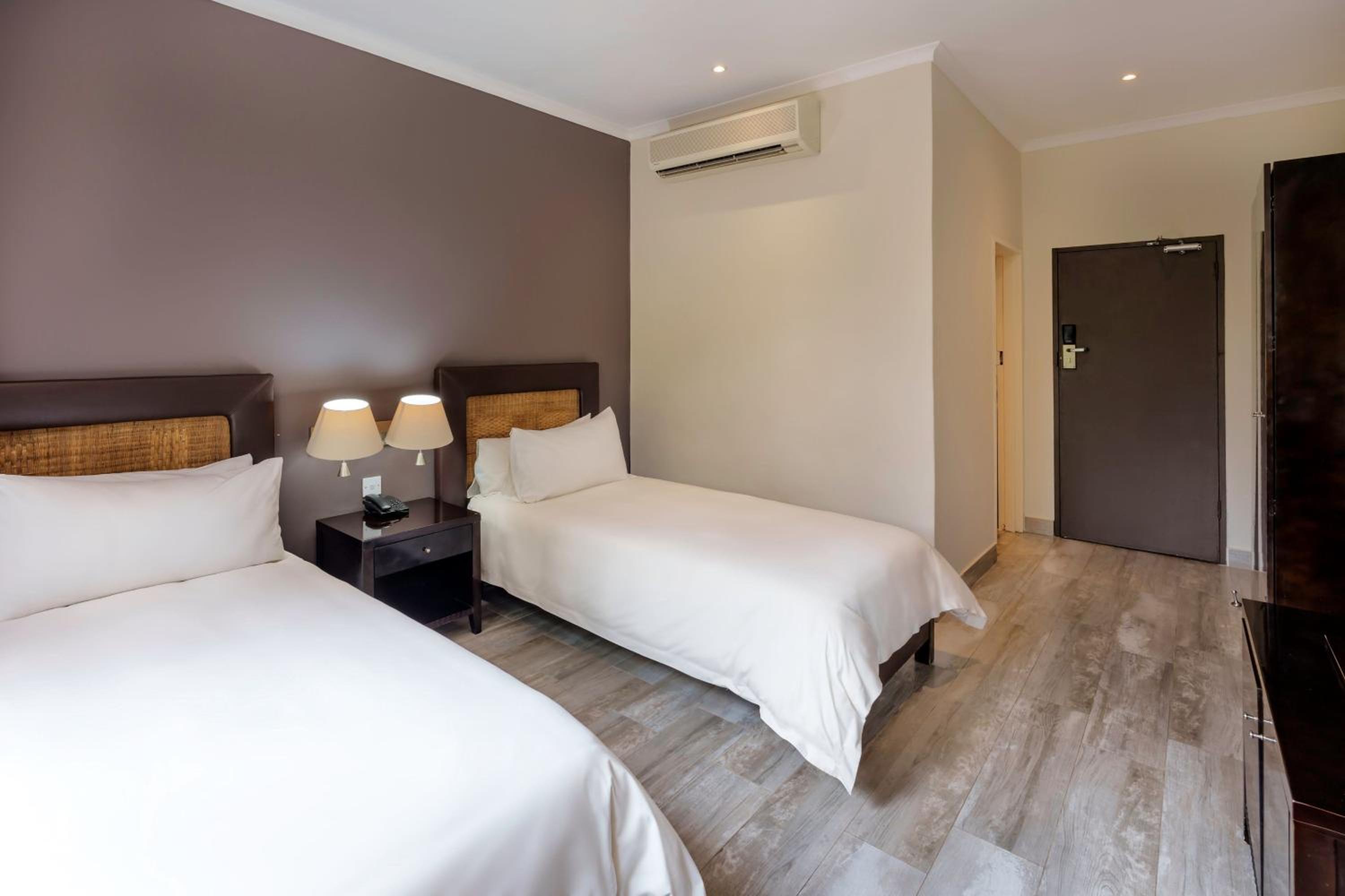 Guest Room with Twin Beds and Mountain View photo 3