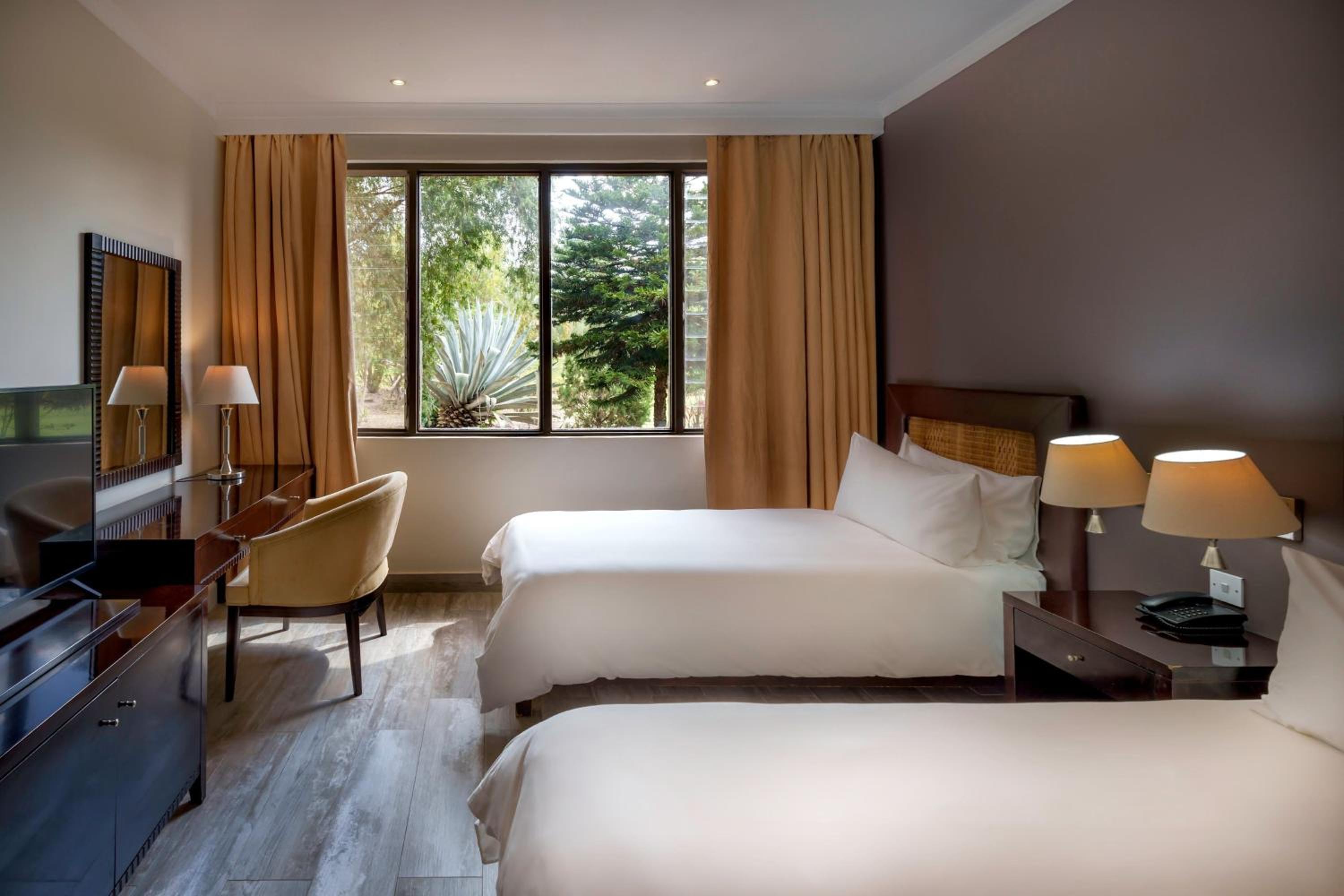 Guest Room with Twin Beds and Mountain View photo 1
