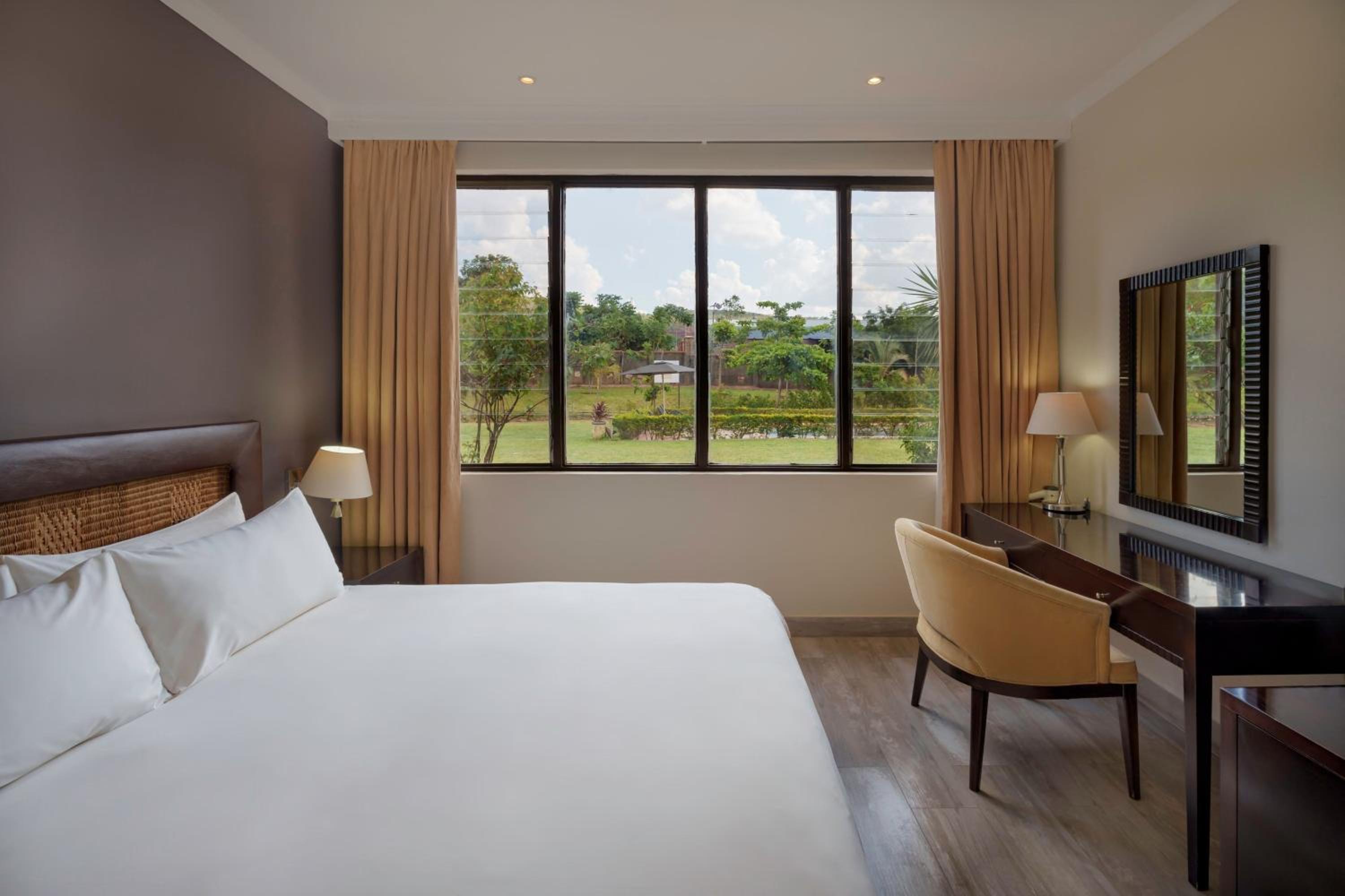 Guest room, 1 King, Mountain view photo 1