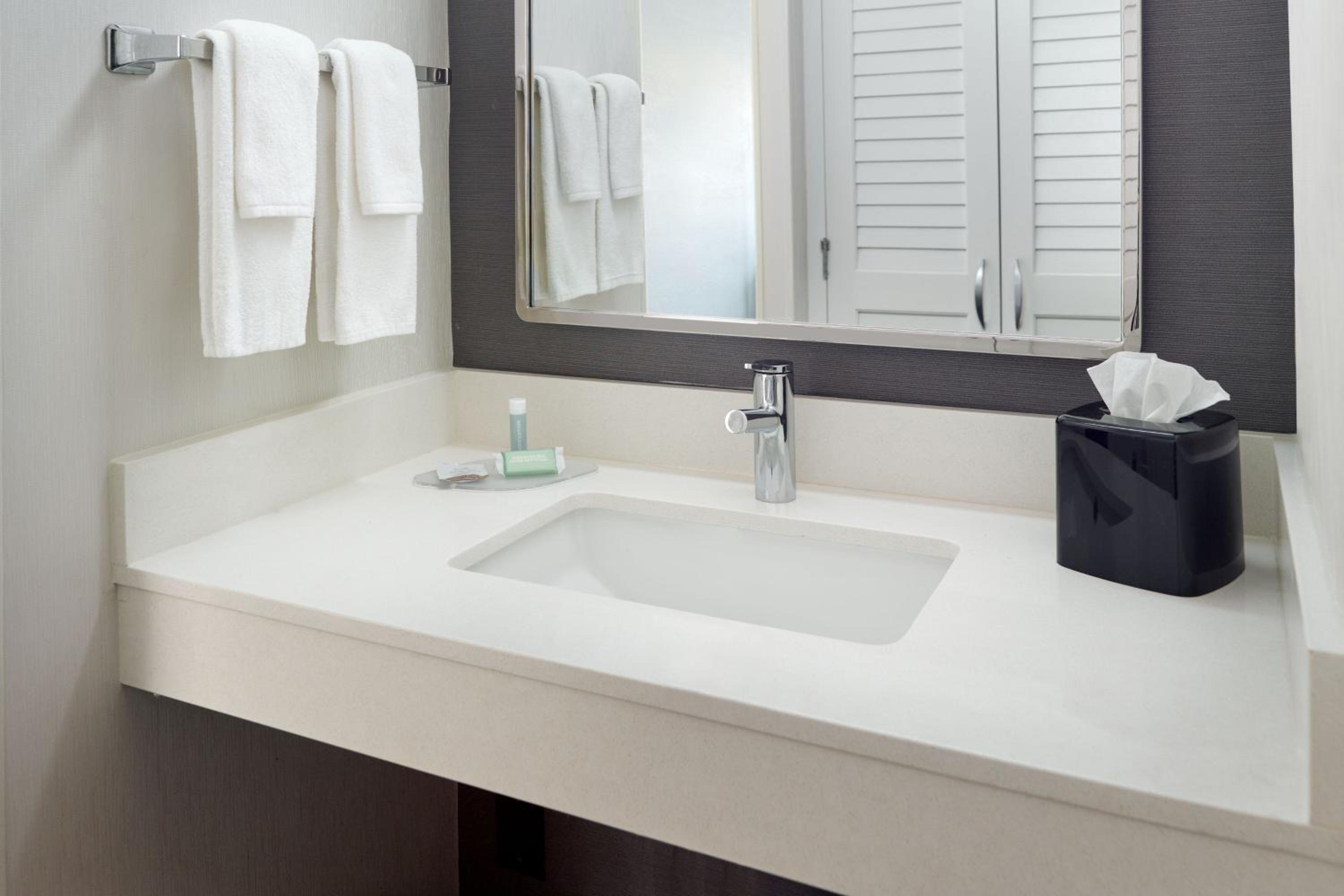 King Room with Sofa Bed - Hearing Accessible - Photo 4