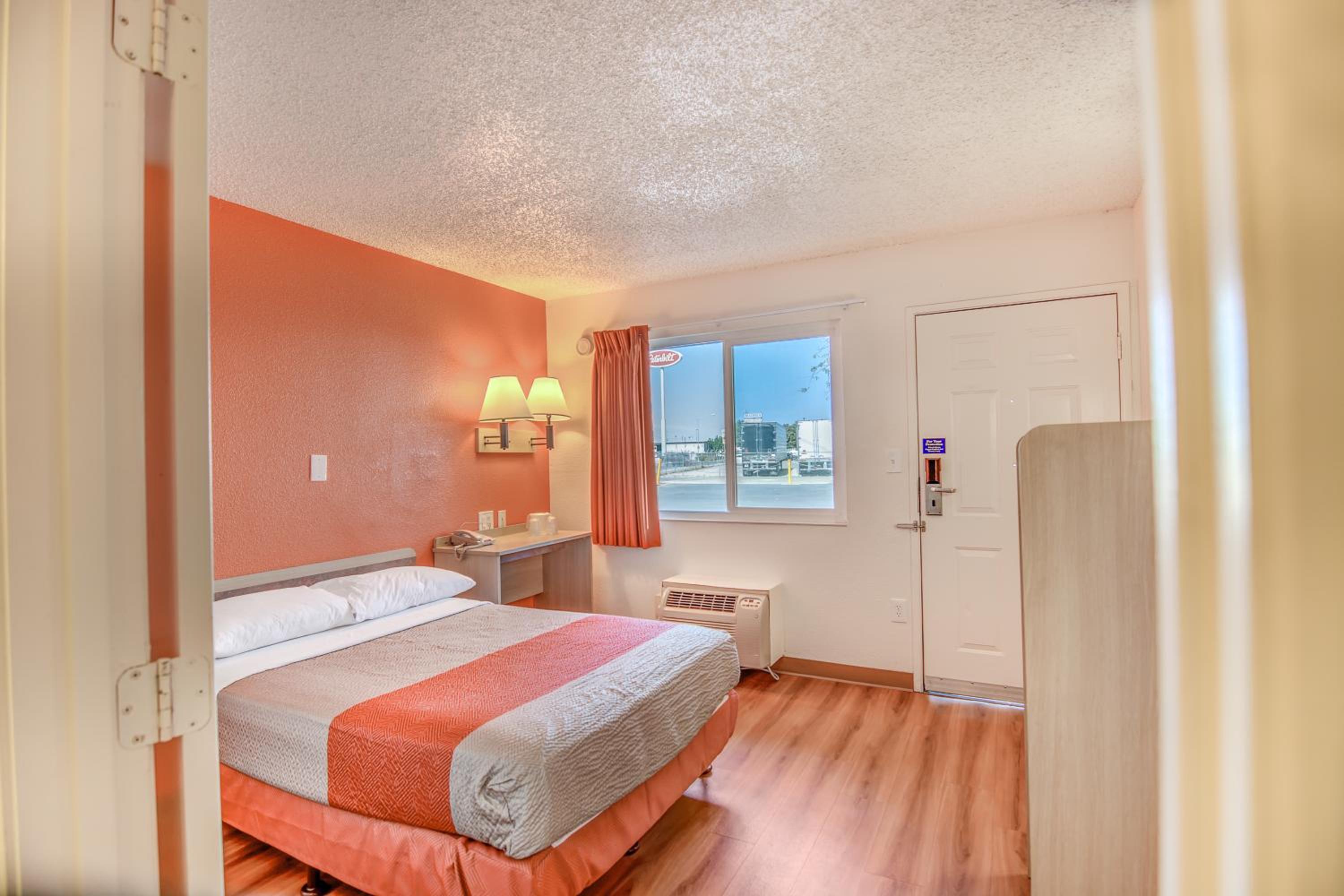 Deluxe Queen Suite