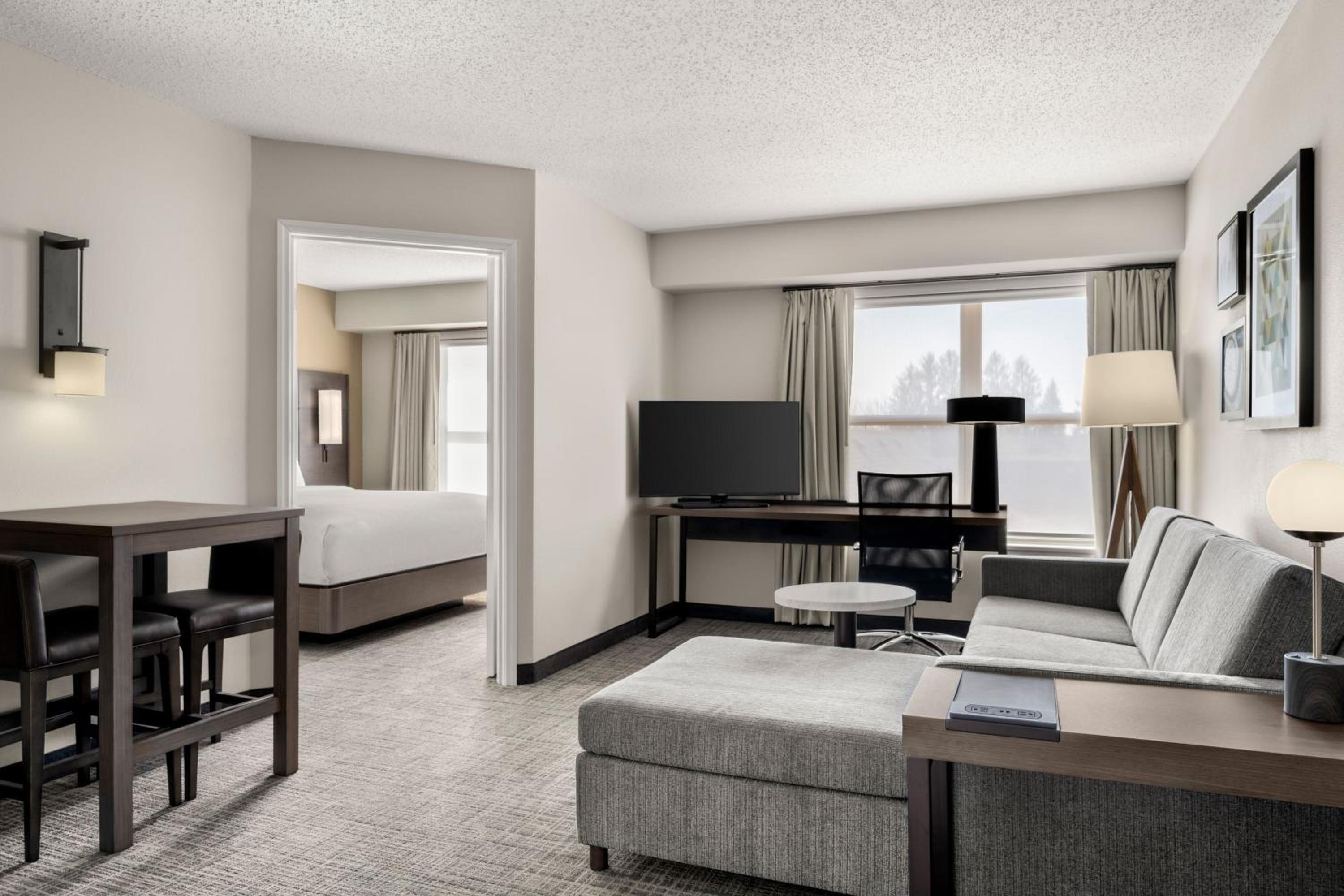 One-Bedroom Suite - Photo 6