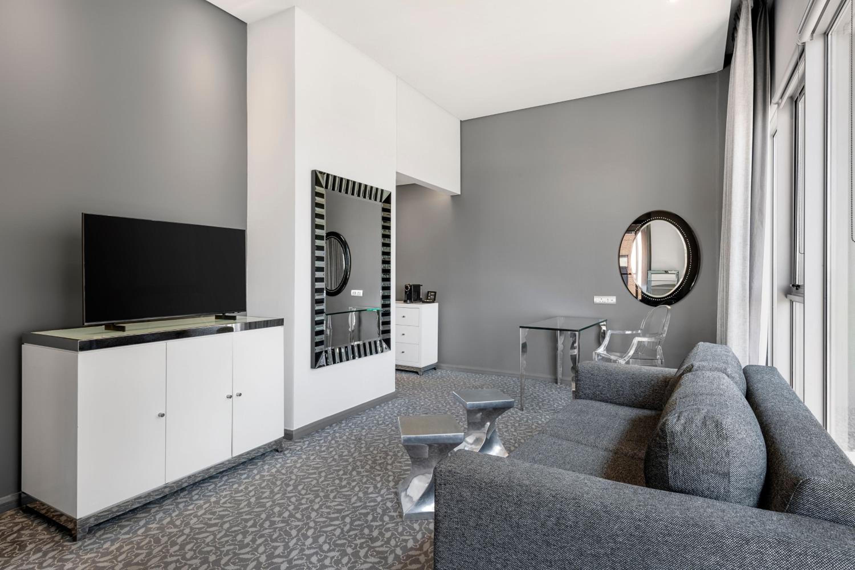 Junior Suite, 1 King Bed photo 2