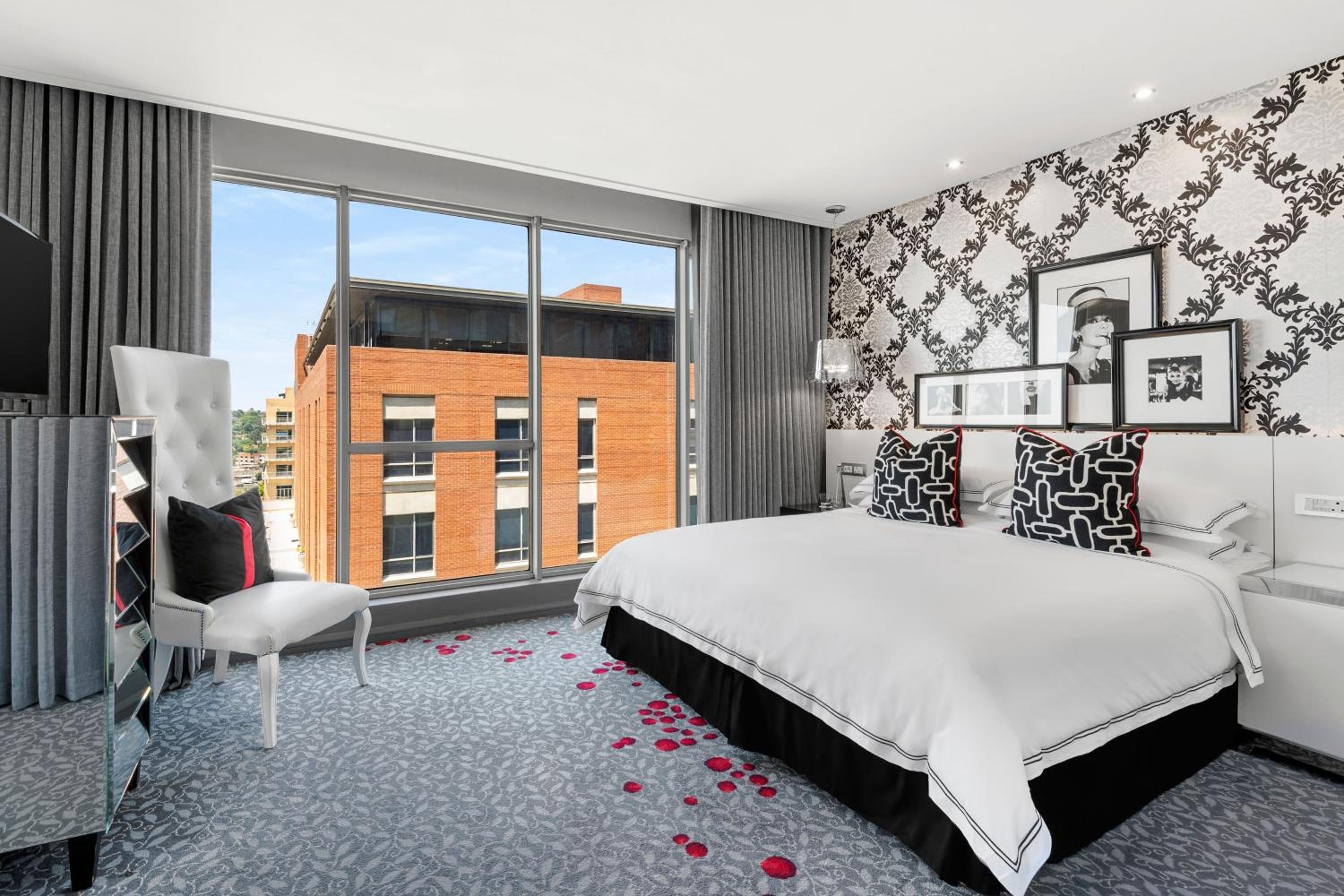 Junior Suite, 1 King Bed photo 3