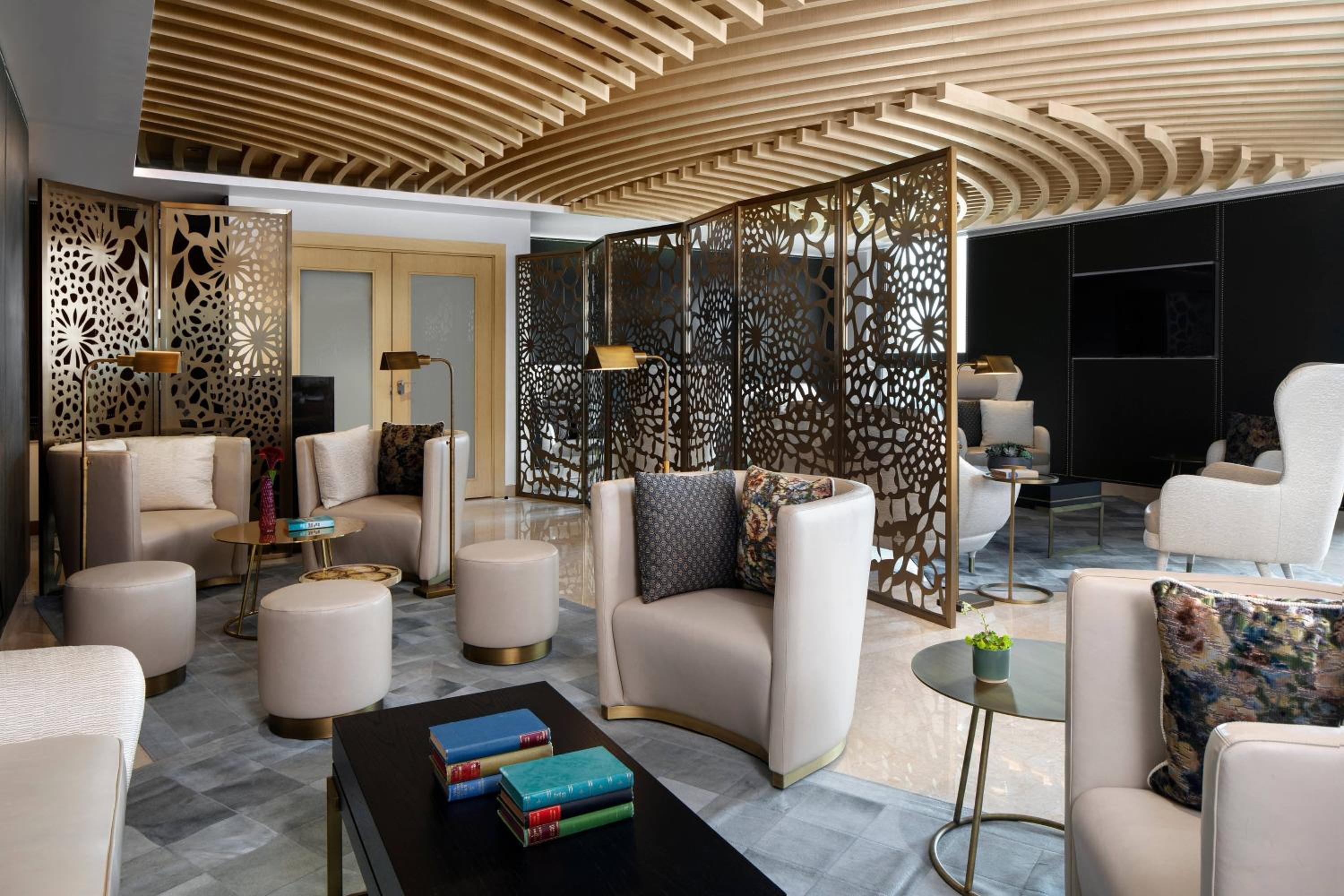 One-Bedroom Executive King Suite with Club Lounge Access - Photo 7