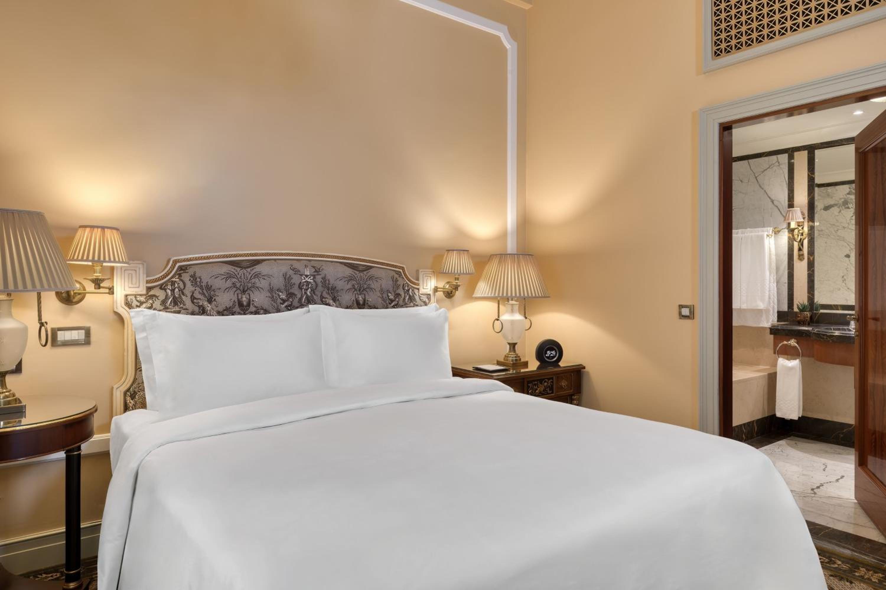 Deluxe Suite, 1 Bedroom Suite, 1 King, Courtyard view