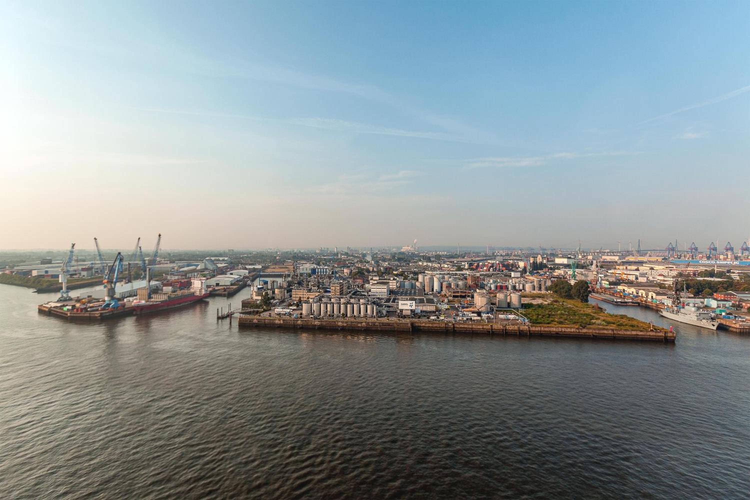 Premium Waterfront, Guest room, 1 King, Harbor/Elbe view
