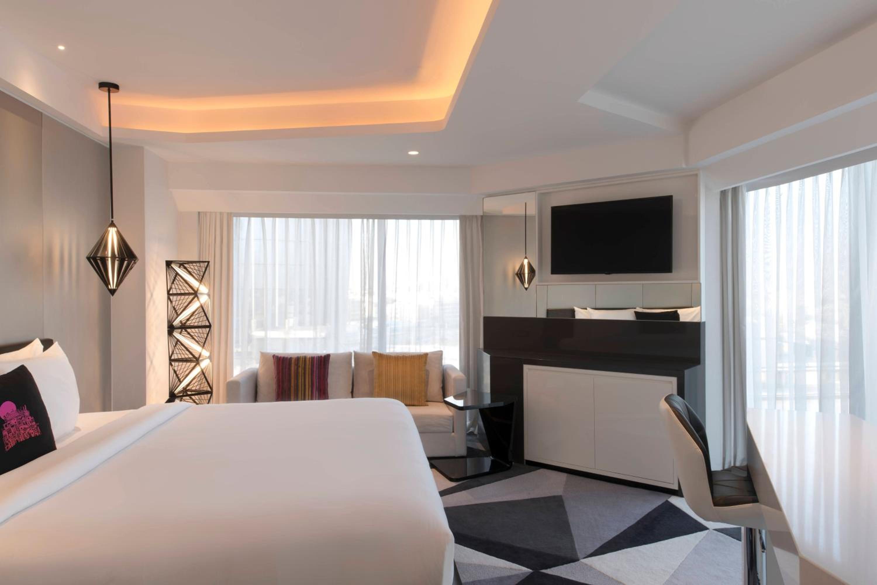 Supreme Guest Room, City View, 1 King Bed, Corner location - Photo 3