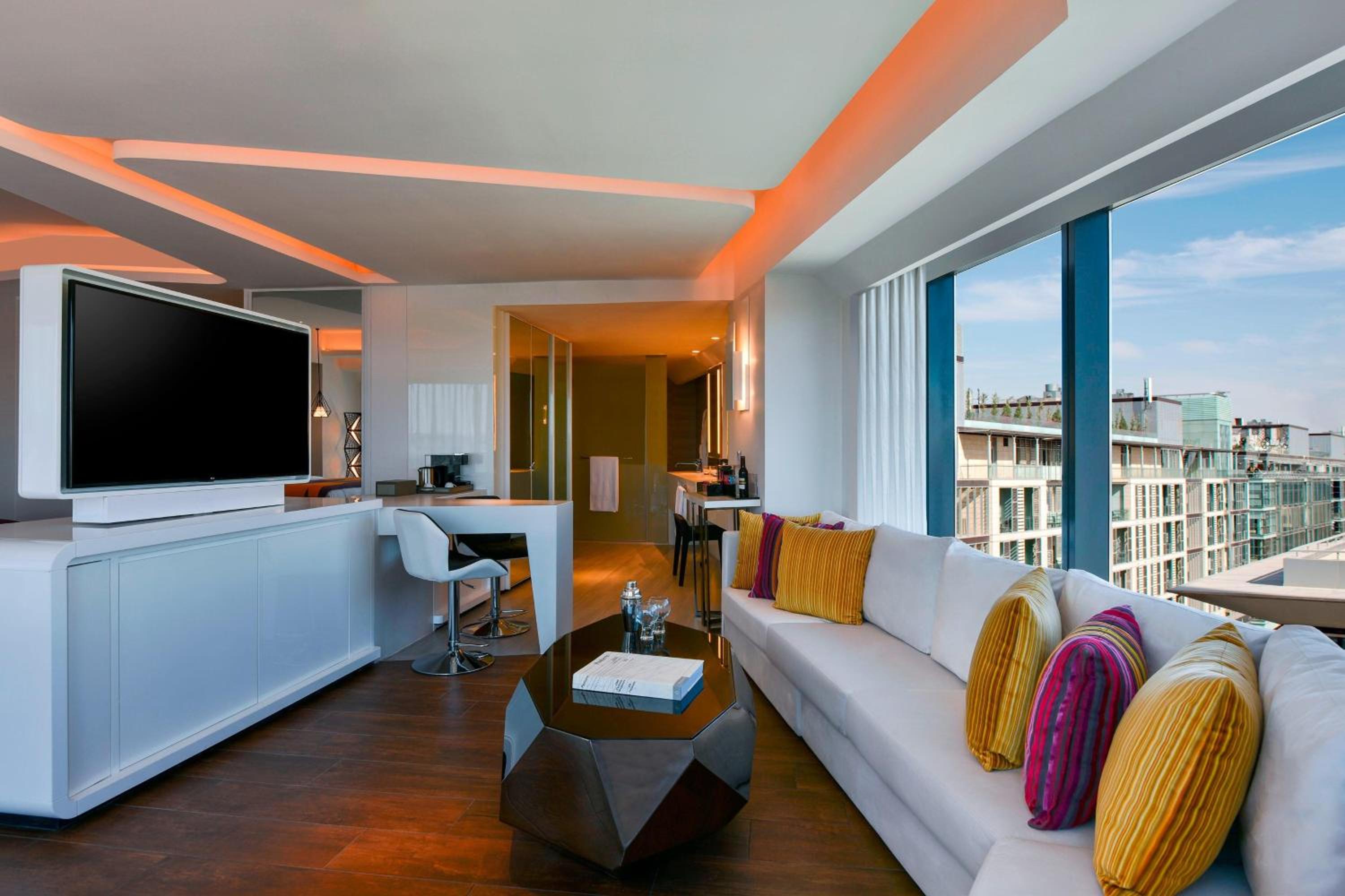W Suite, City View, 1 King Bed, Corner location - Photo 3