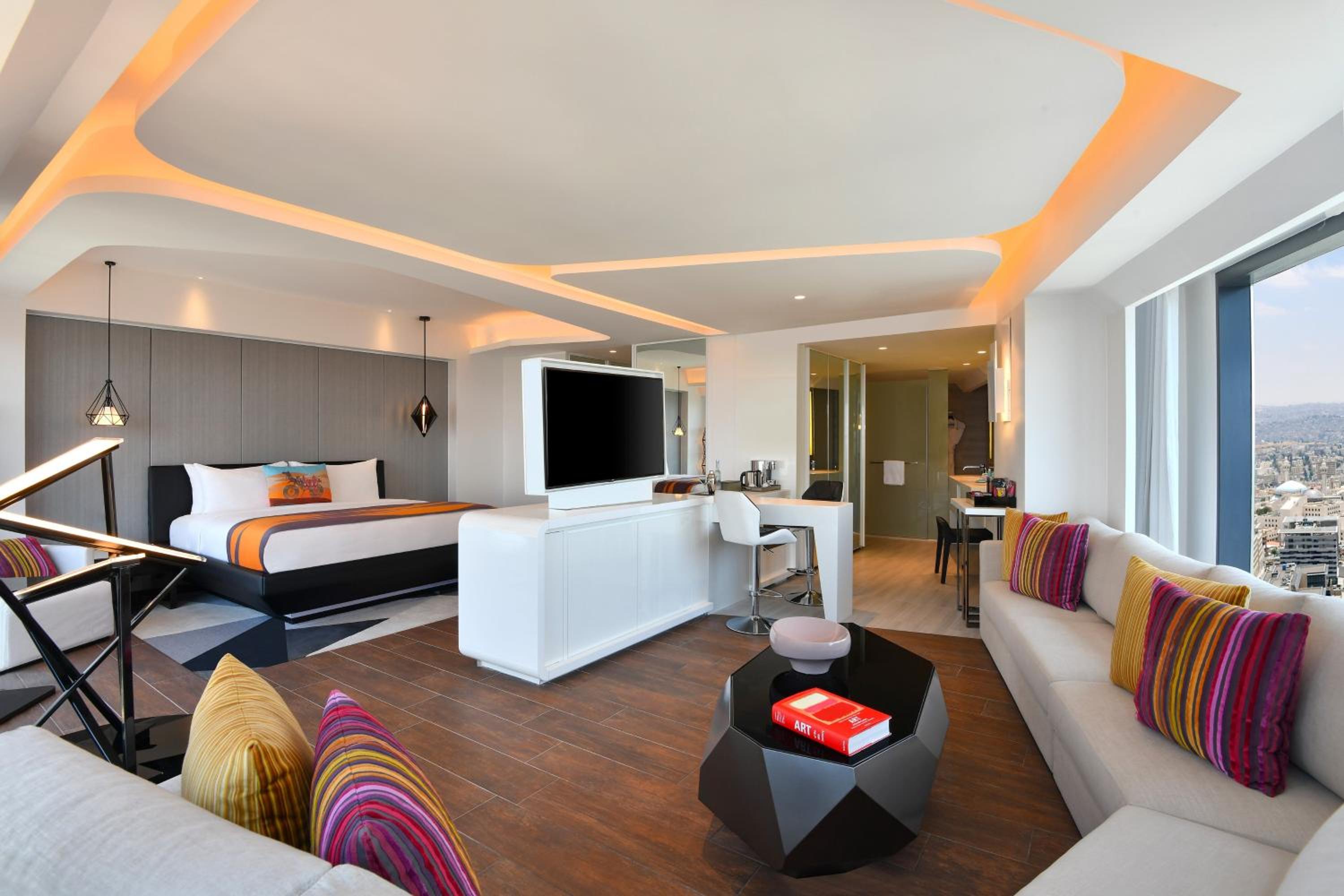 W Suite, City View, 1 King Bed, Corner location - Photo 5