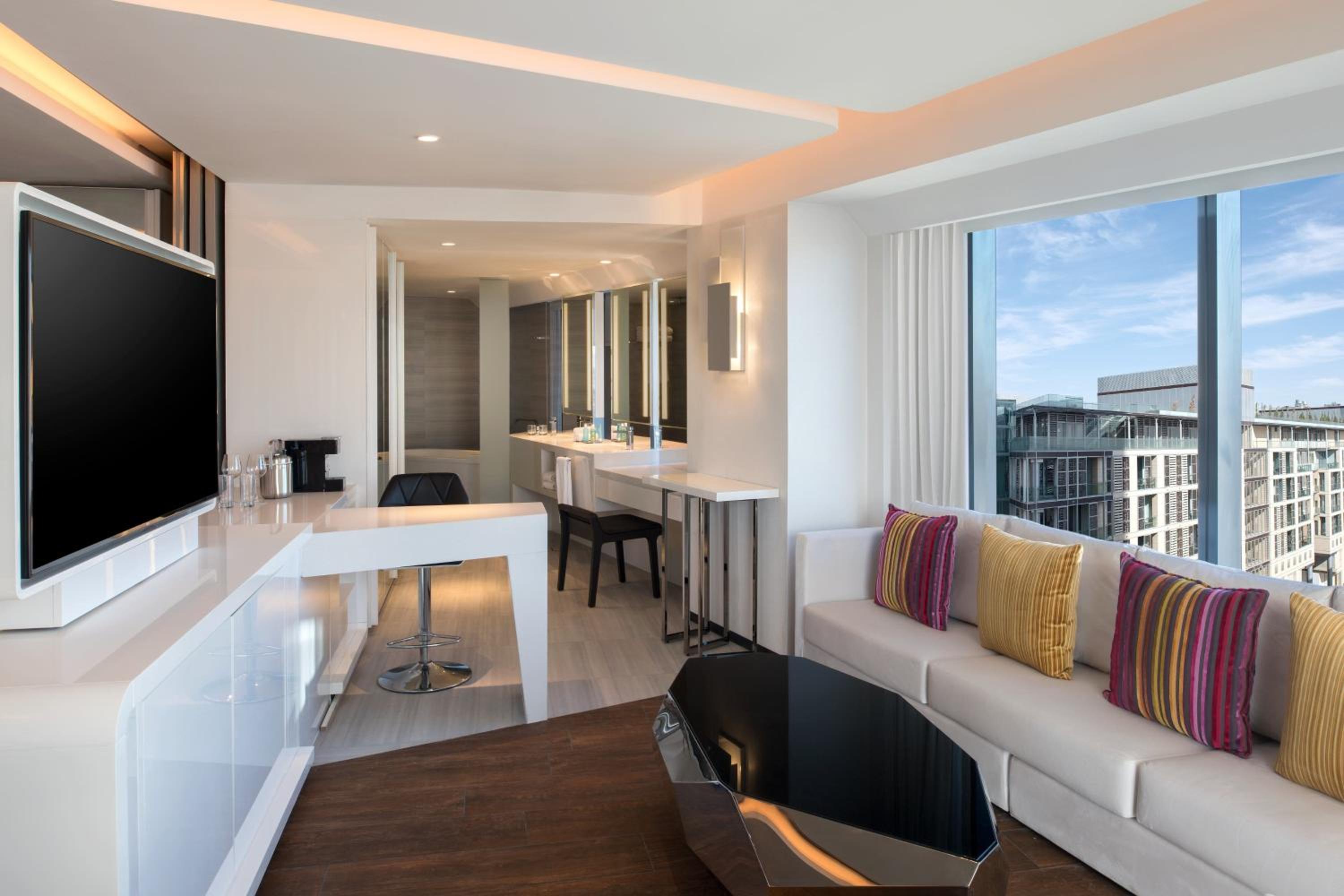 W Suite, City View, 1 King Bed, Corner location - Photo 6