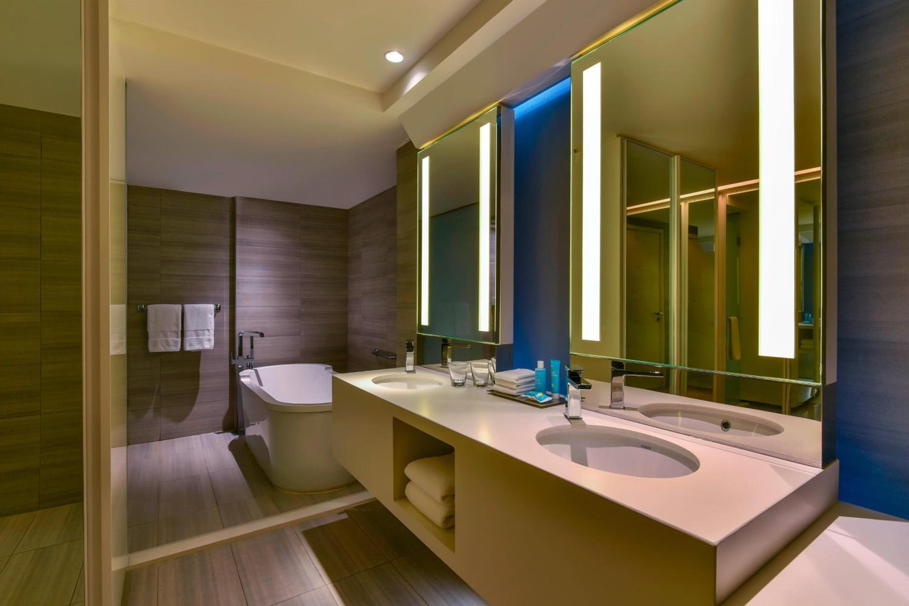 Premier Suite, 1 King Bed - Photo 6