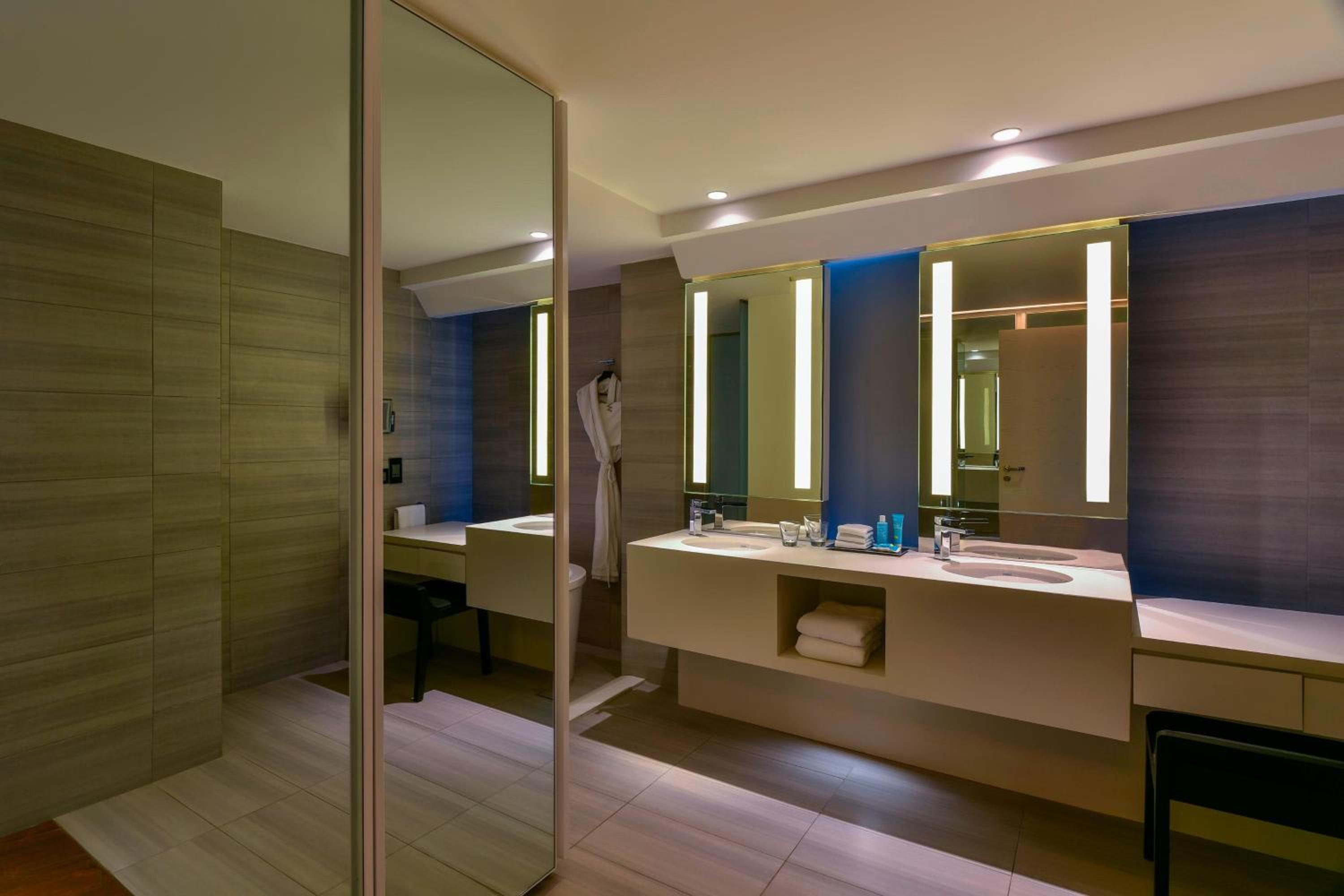 Premier Suite, 1 King Bed - Photo 7