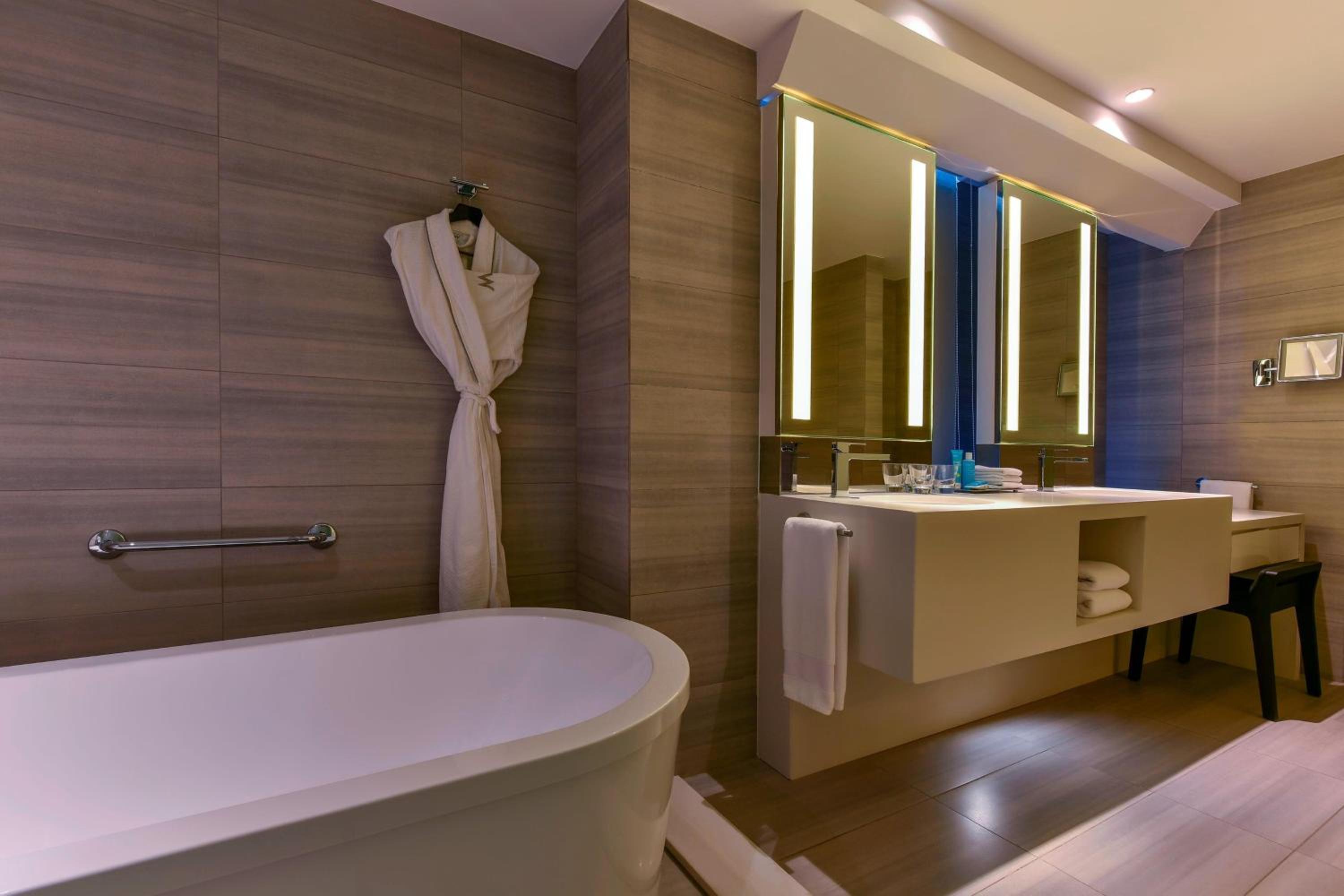 Premier Suite, 1 King Bed - Photo 8