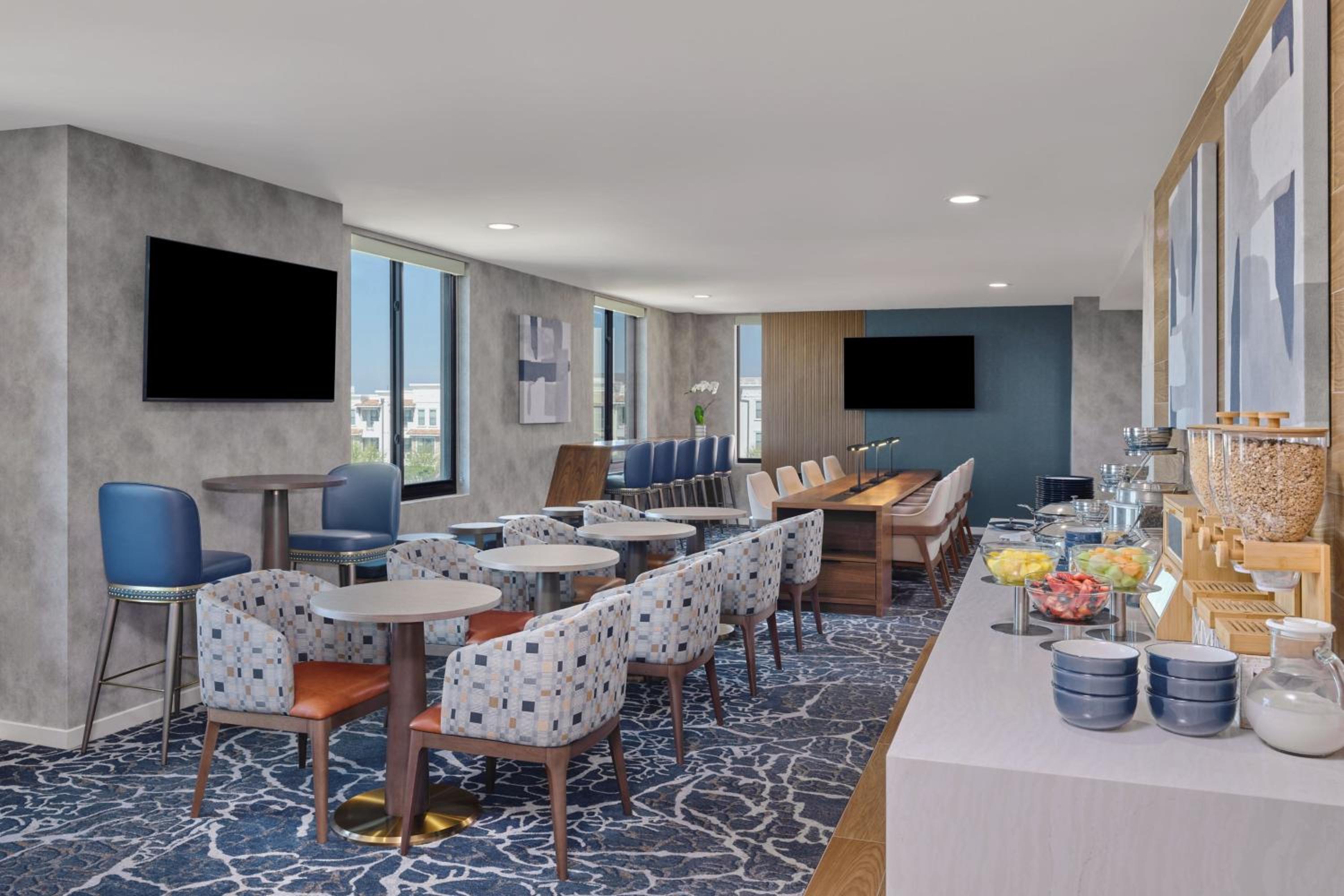 Club, Concierge level, Guest room, 2 Queen - Photo 6