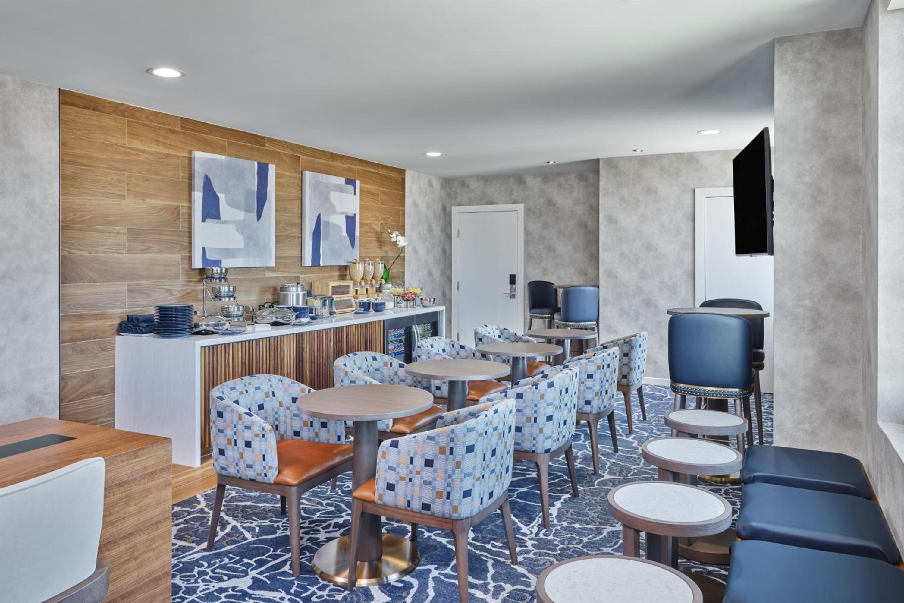 Club, Concierge level, Guest room, 2 Queen - Photo 4