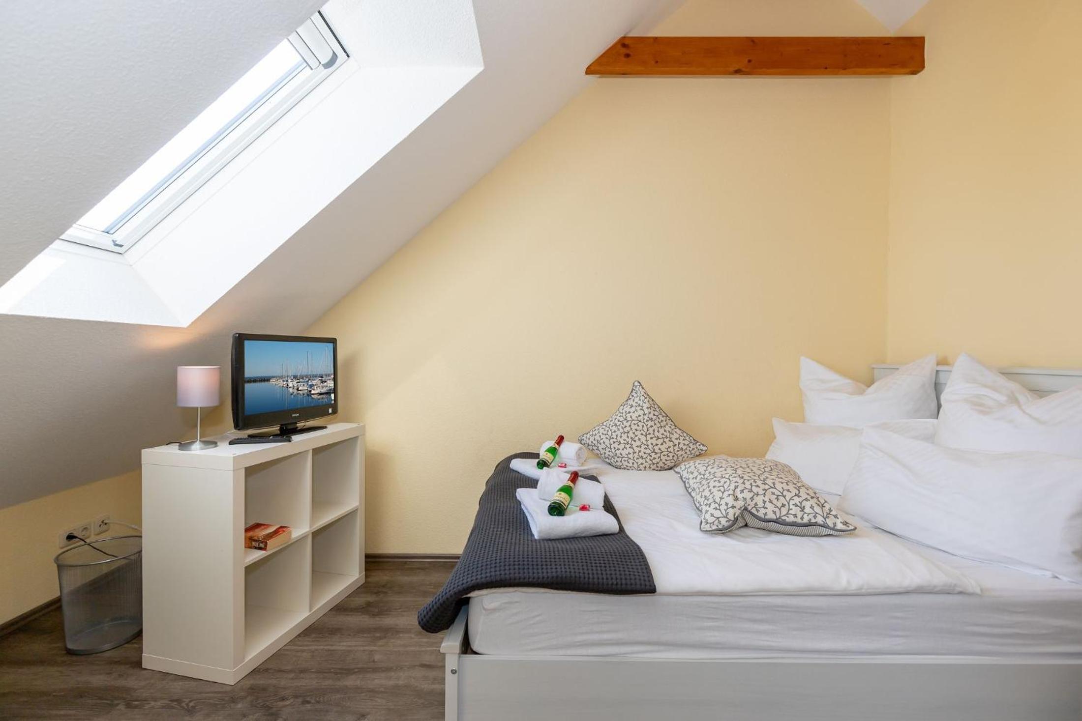 Three-Bedroom Apartment with Balcony photo 2