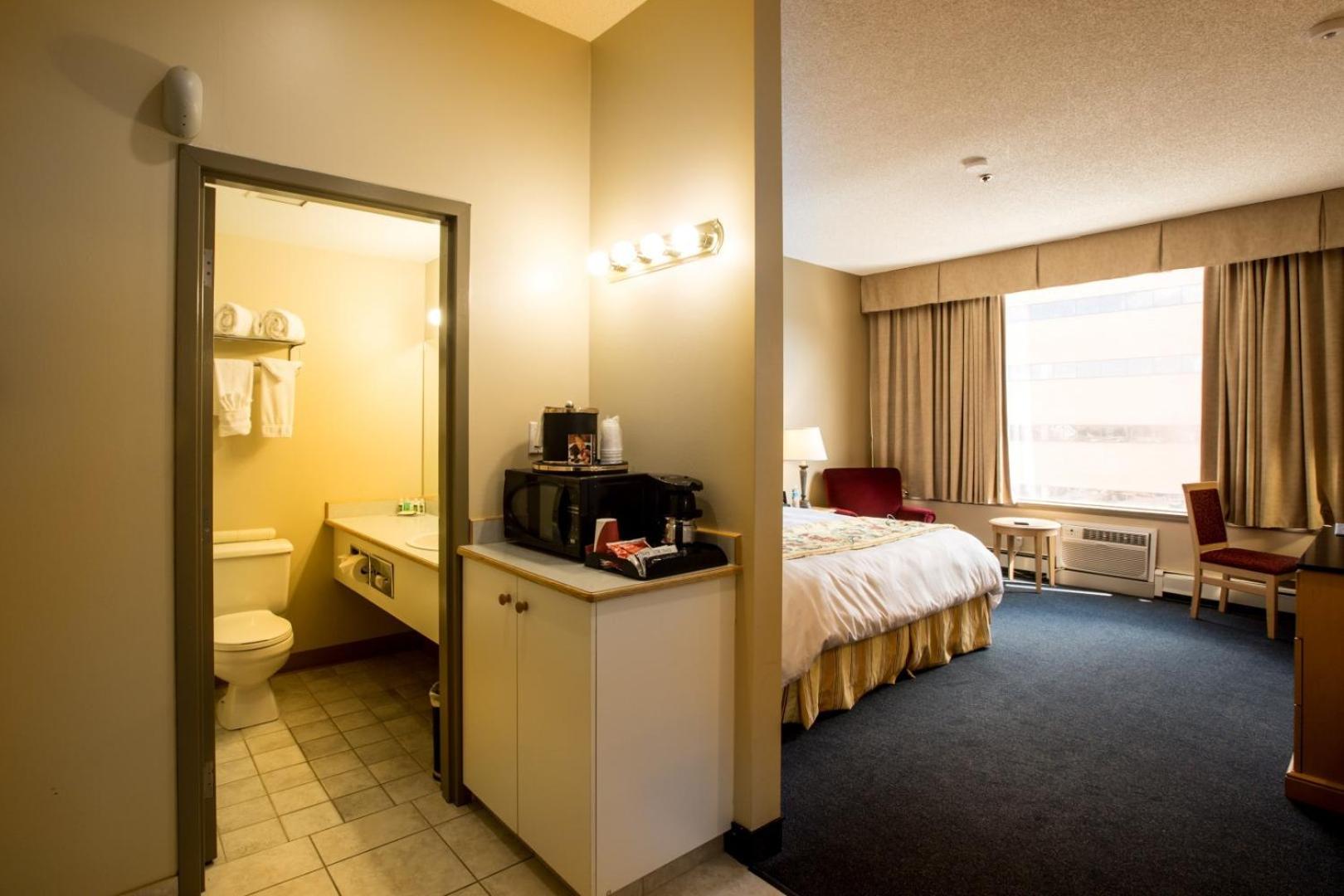 Deluxe King Room - Photo 8