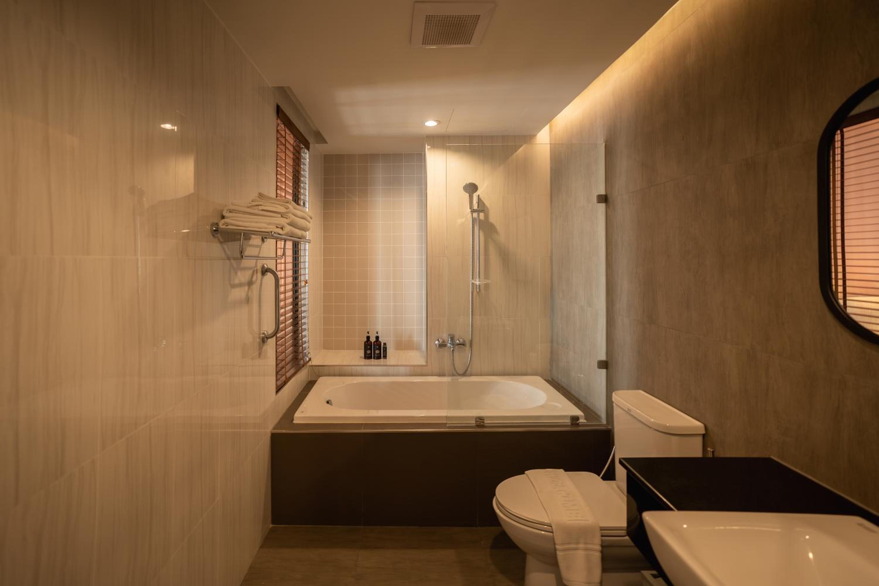 Suite with Mountain View - Photo 13
