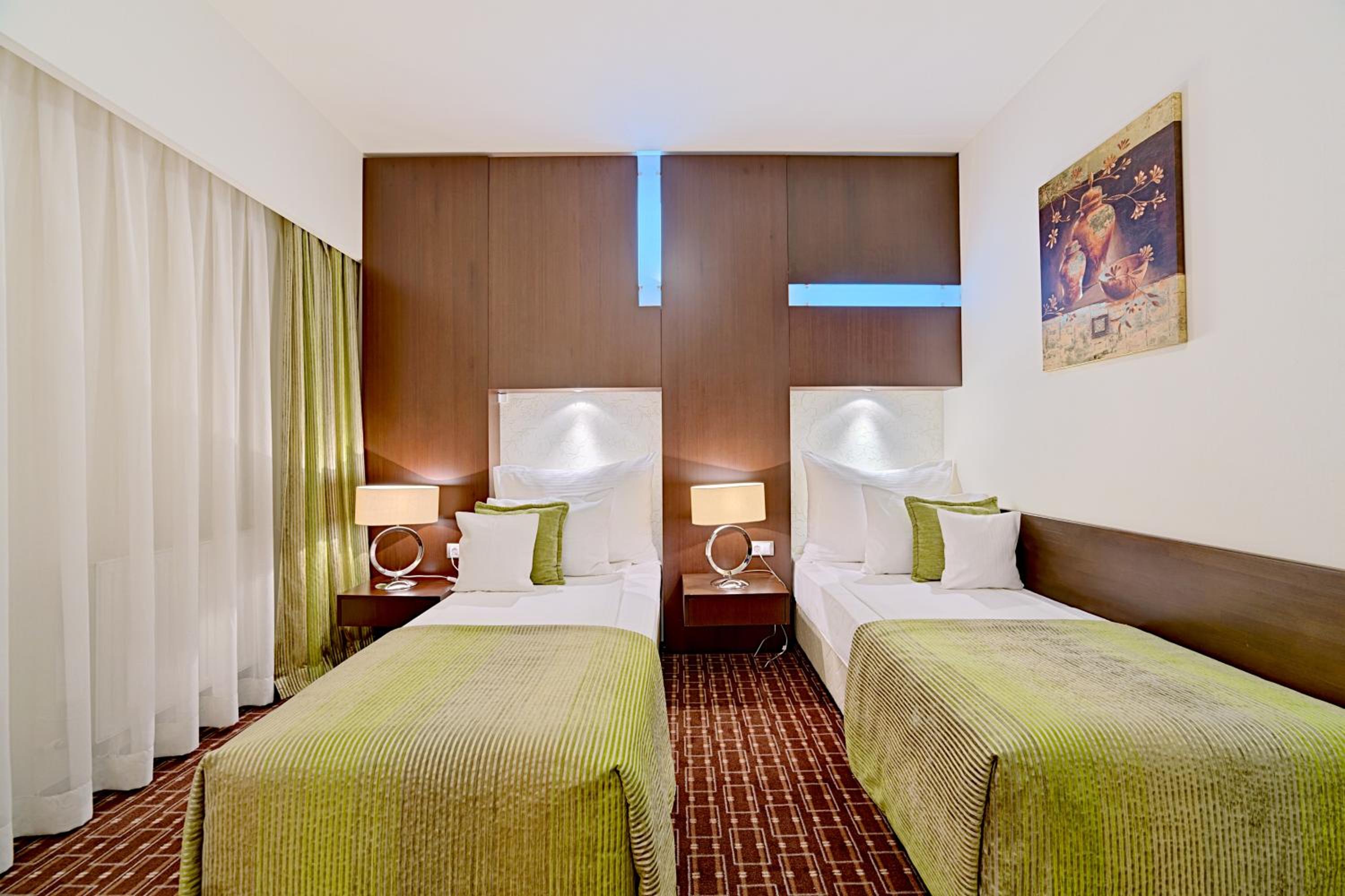 Standard Twin Room - Photo 1