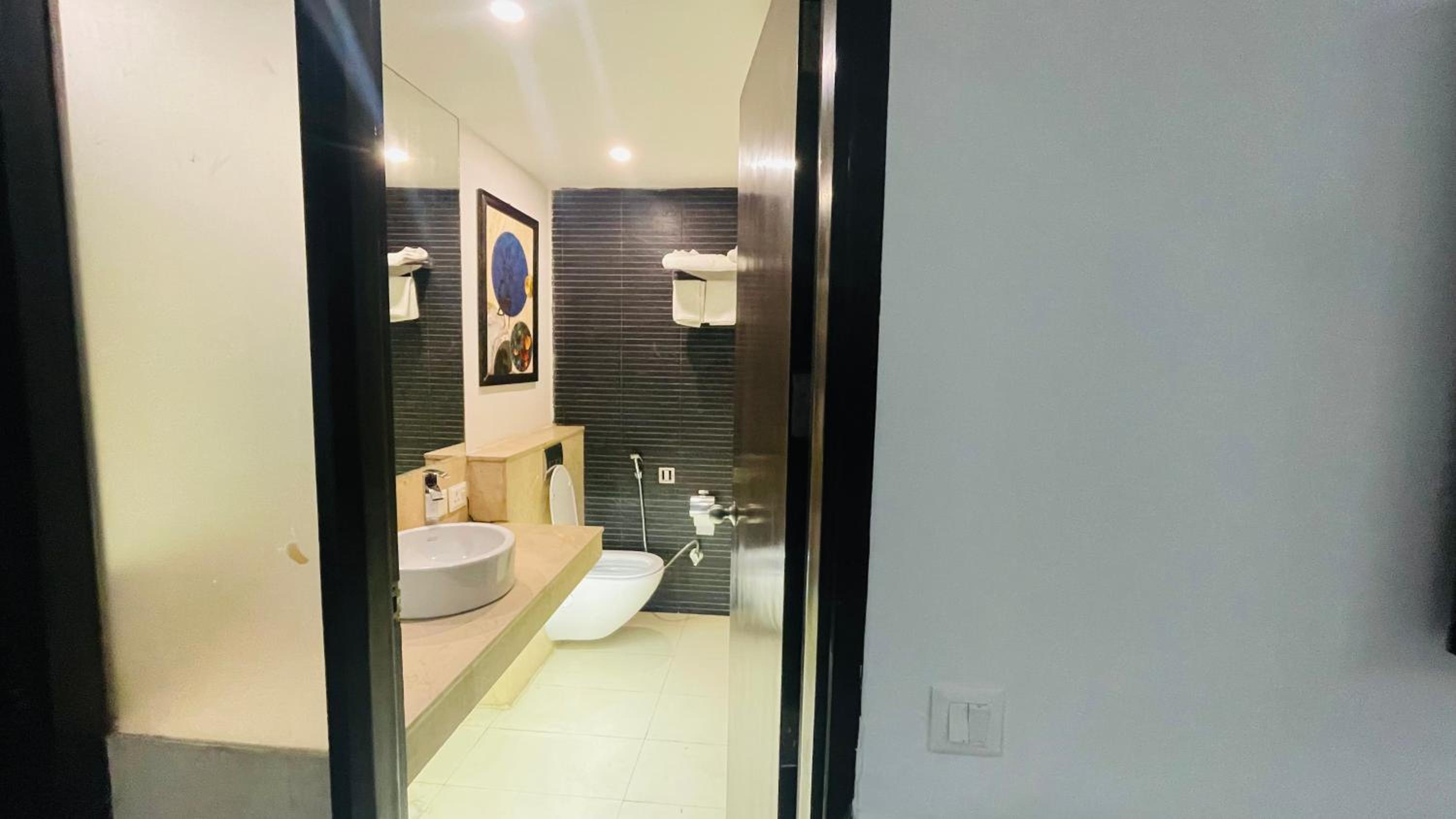 Superior Room with City View - Photo 8