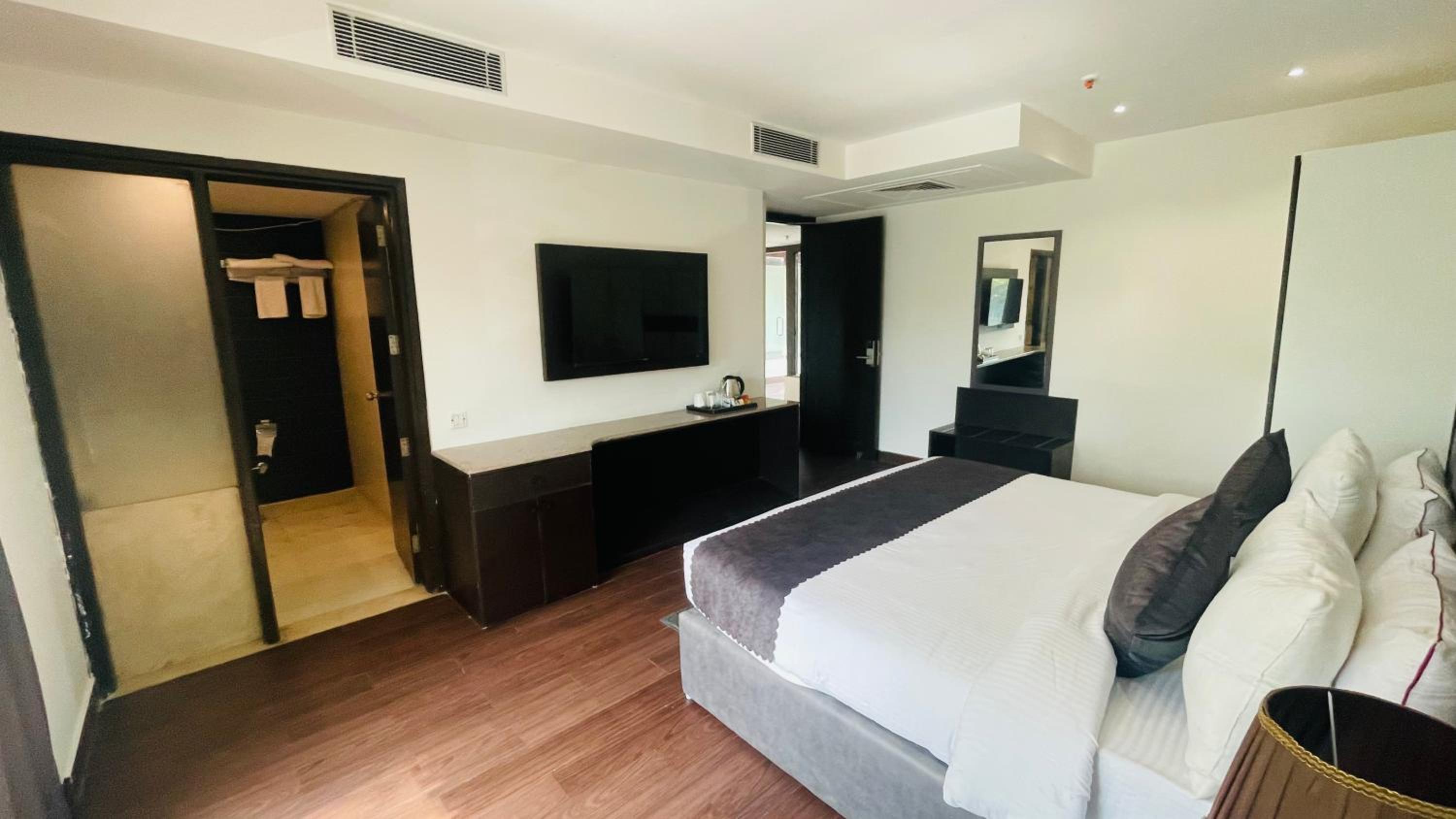 Superior Room with City View - Photo 14