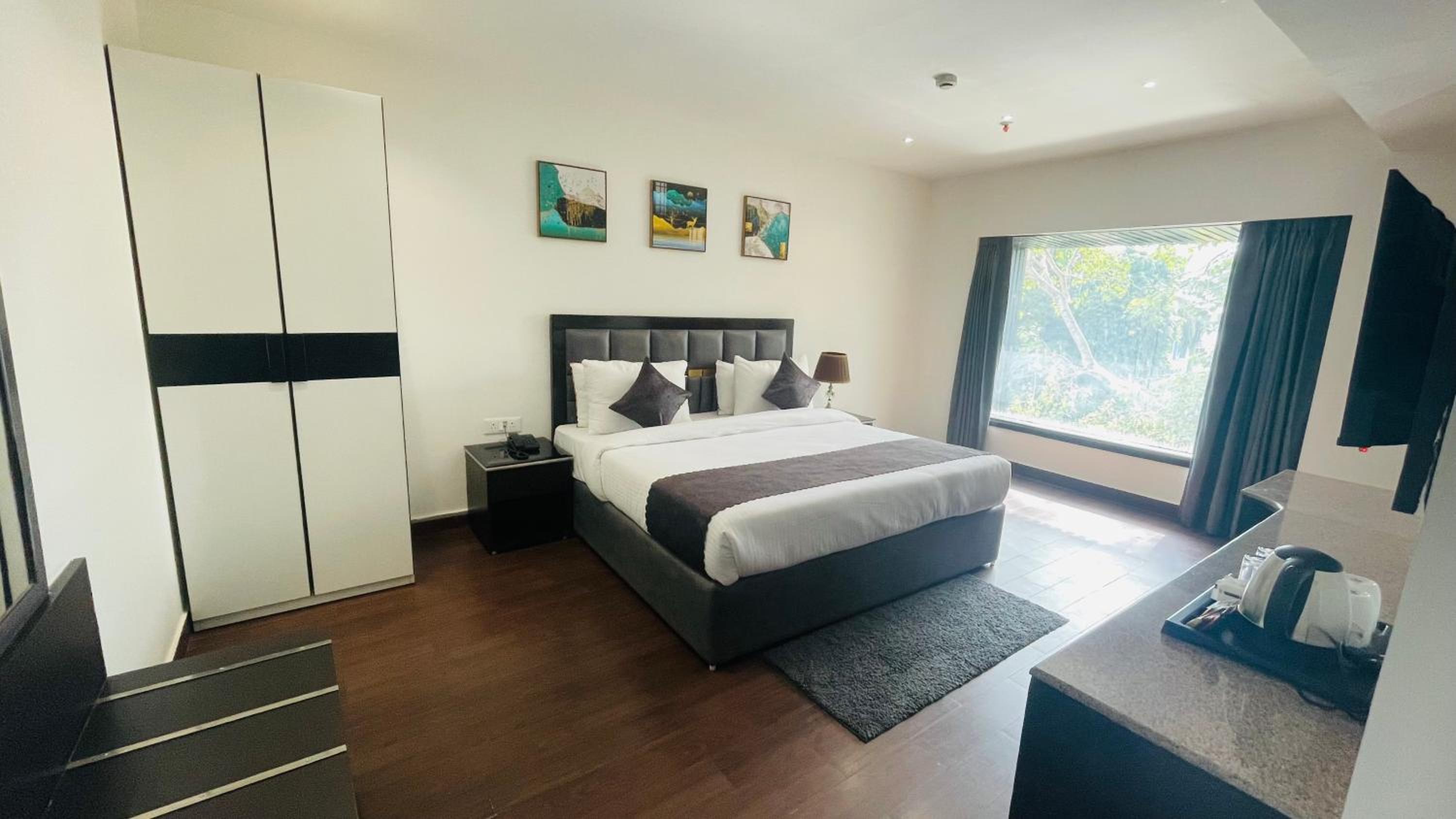Superior Room with City View - Photo 16