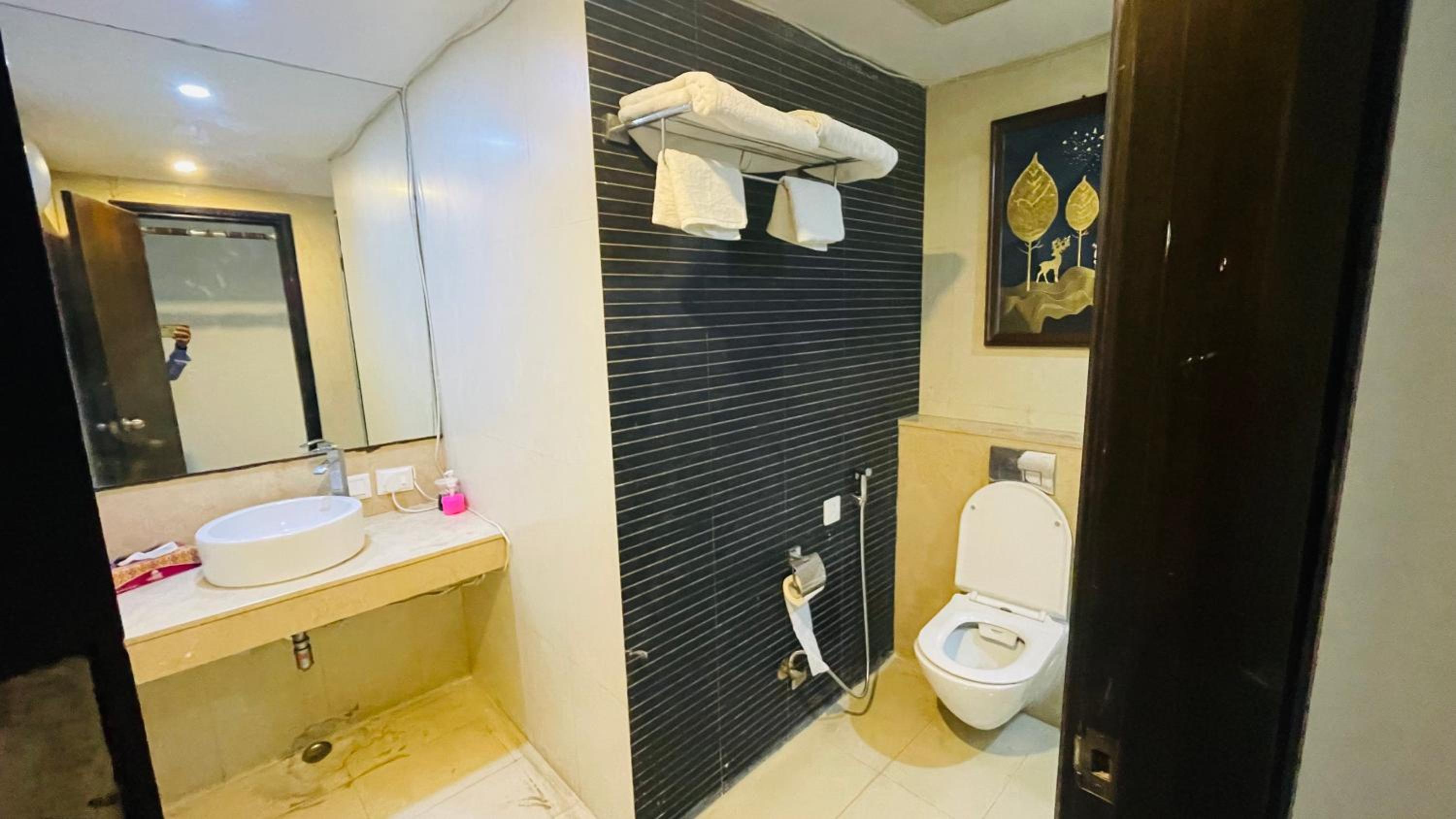 Superior Room with City View - Photo 17