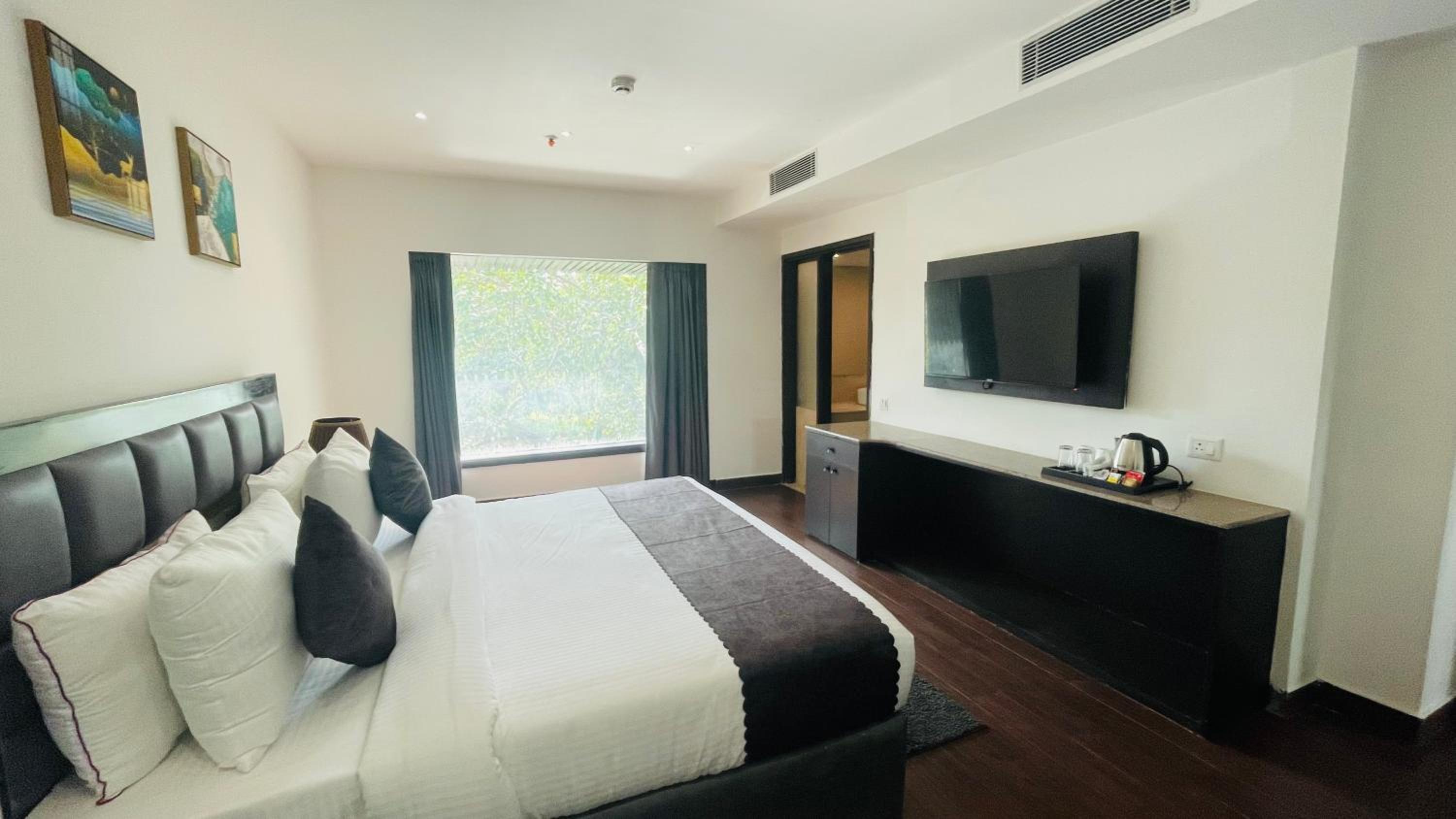 Superior Room with City View - Photo 18