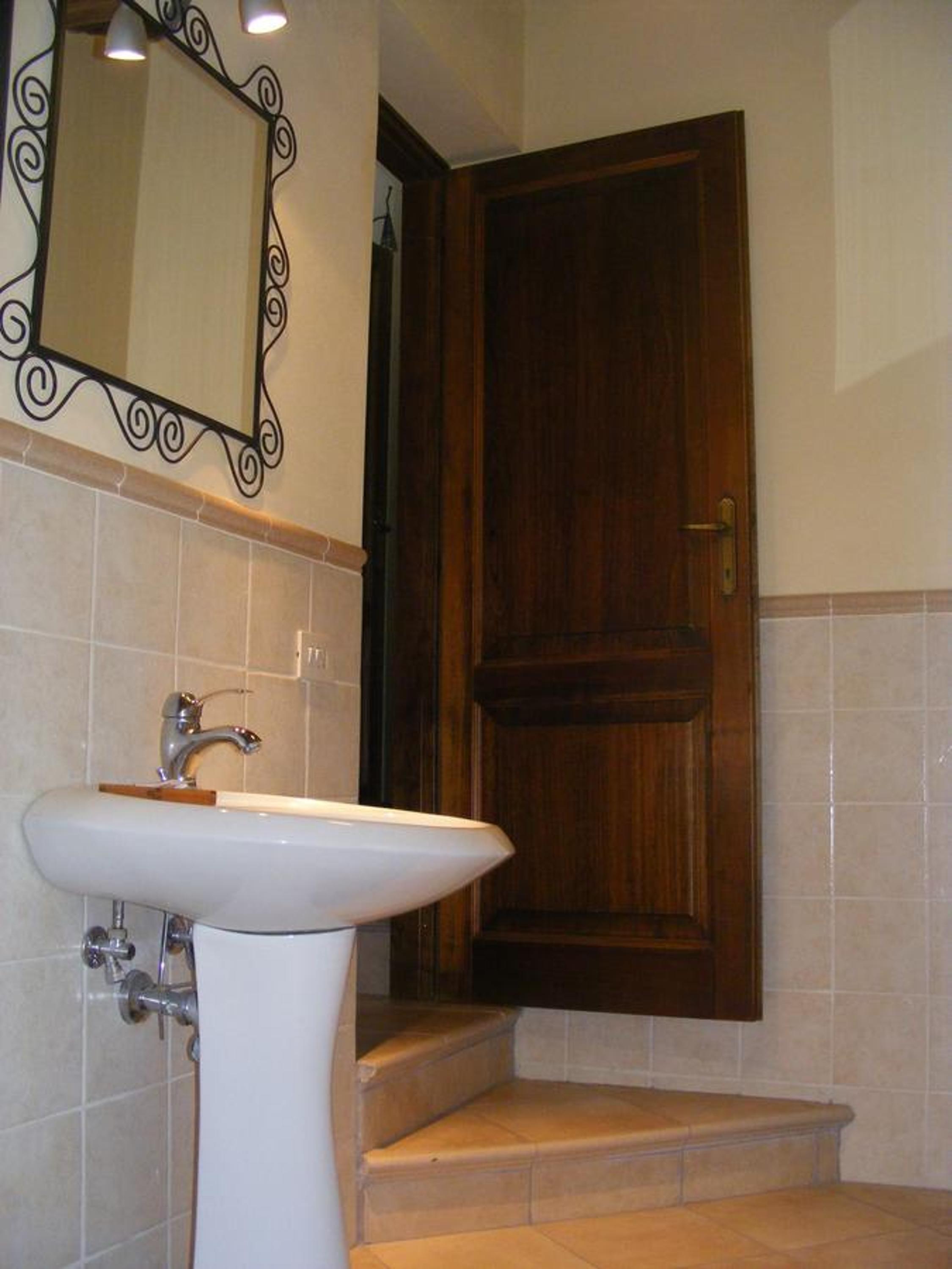 Twin Room with Private Bathroom photo 2