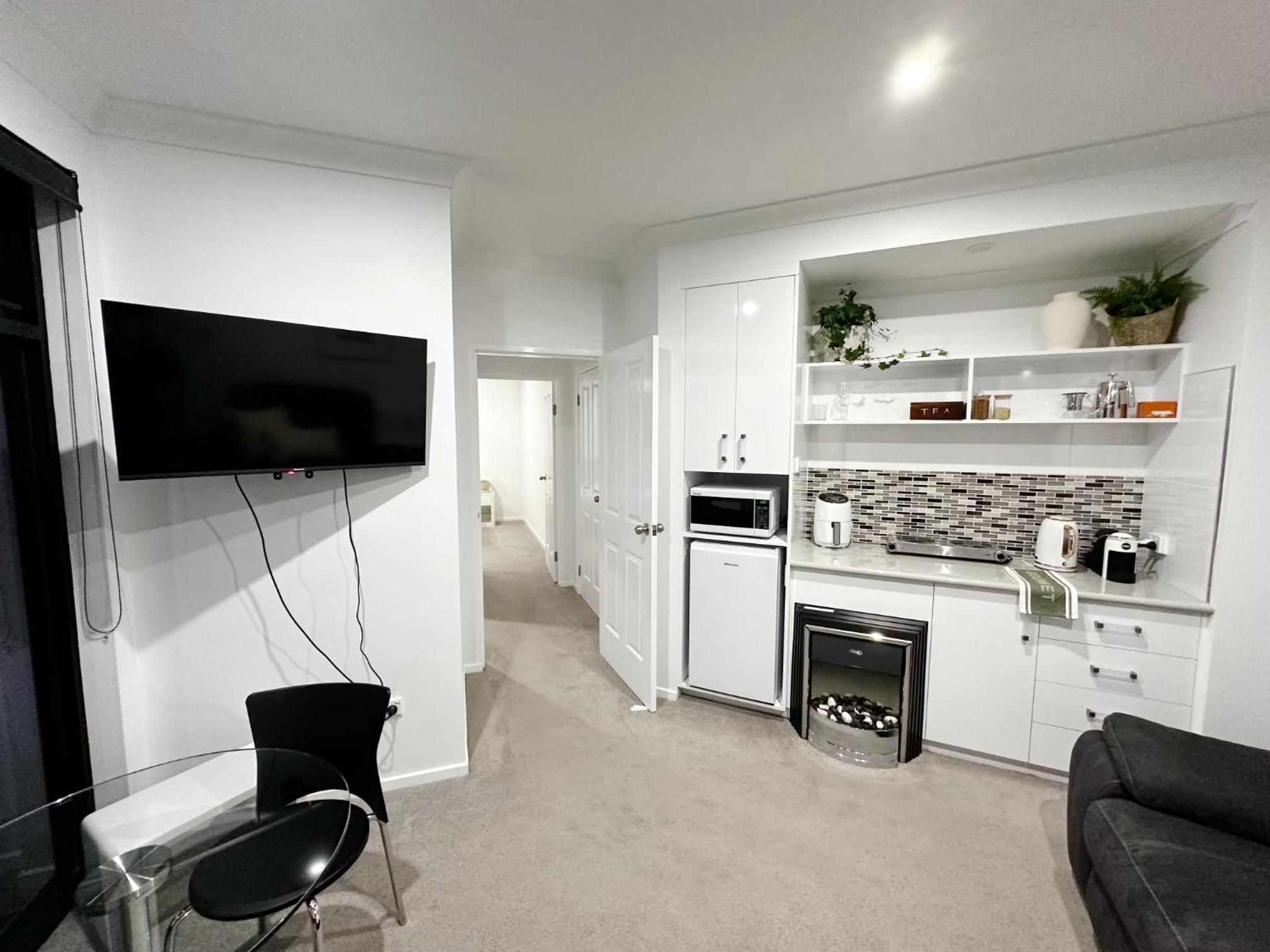 Classic One-Bedroom Apartment with King Bed photo 3