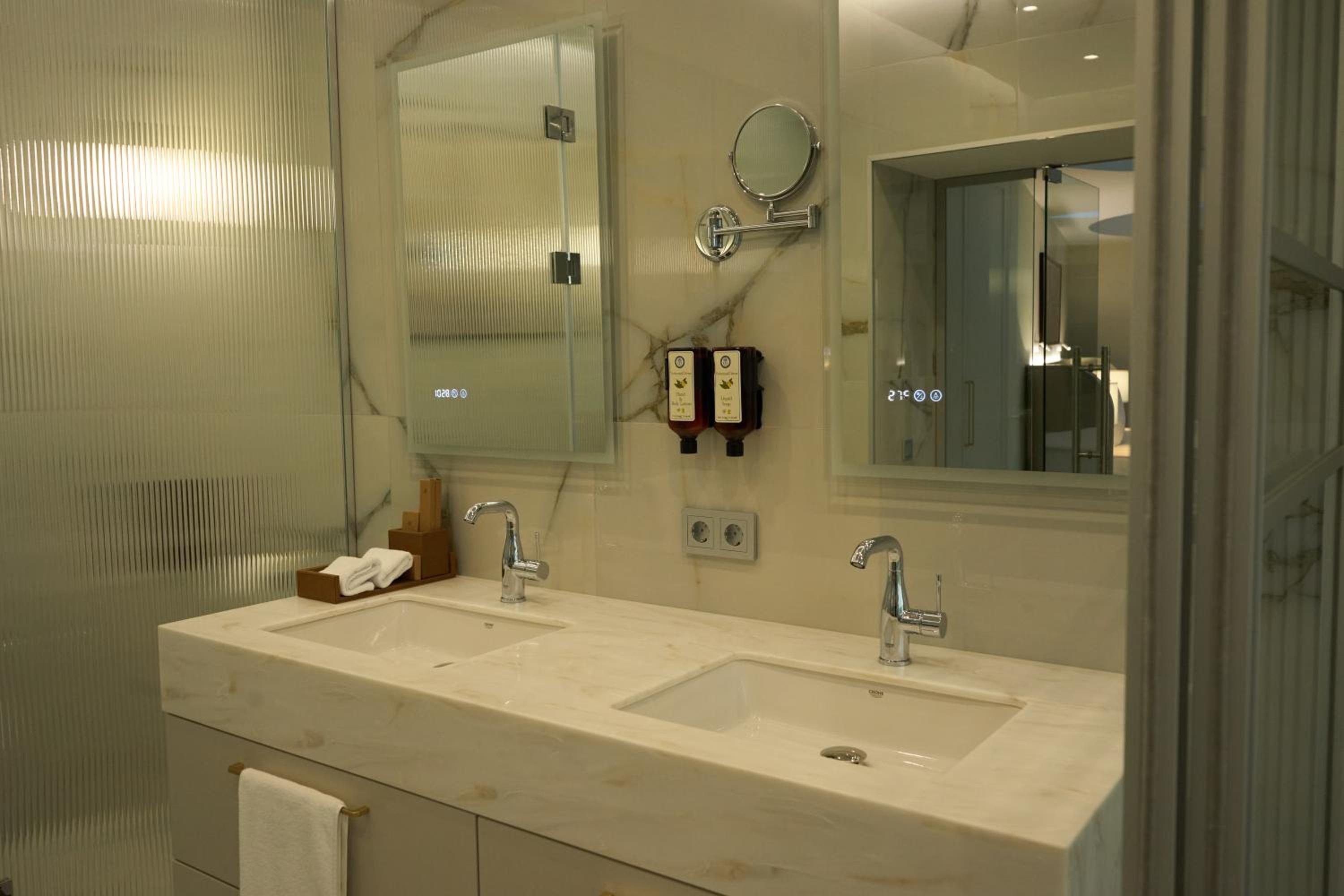 Executive Suite - Photo 8