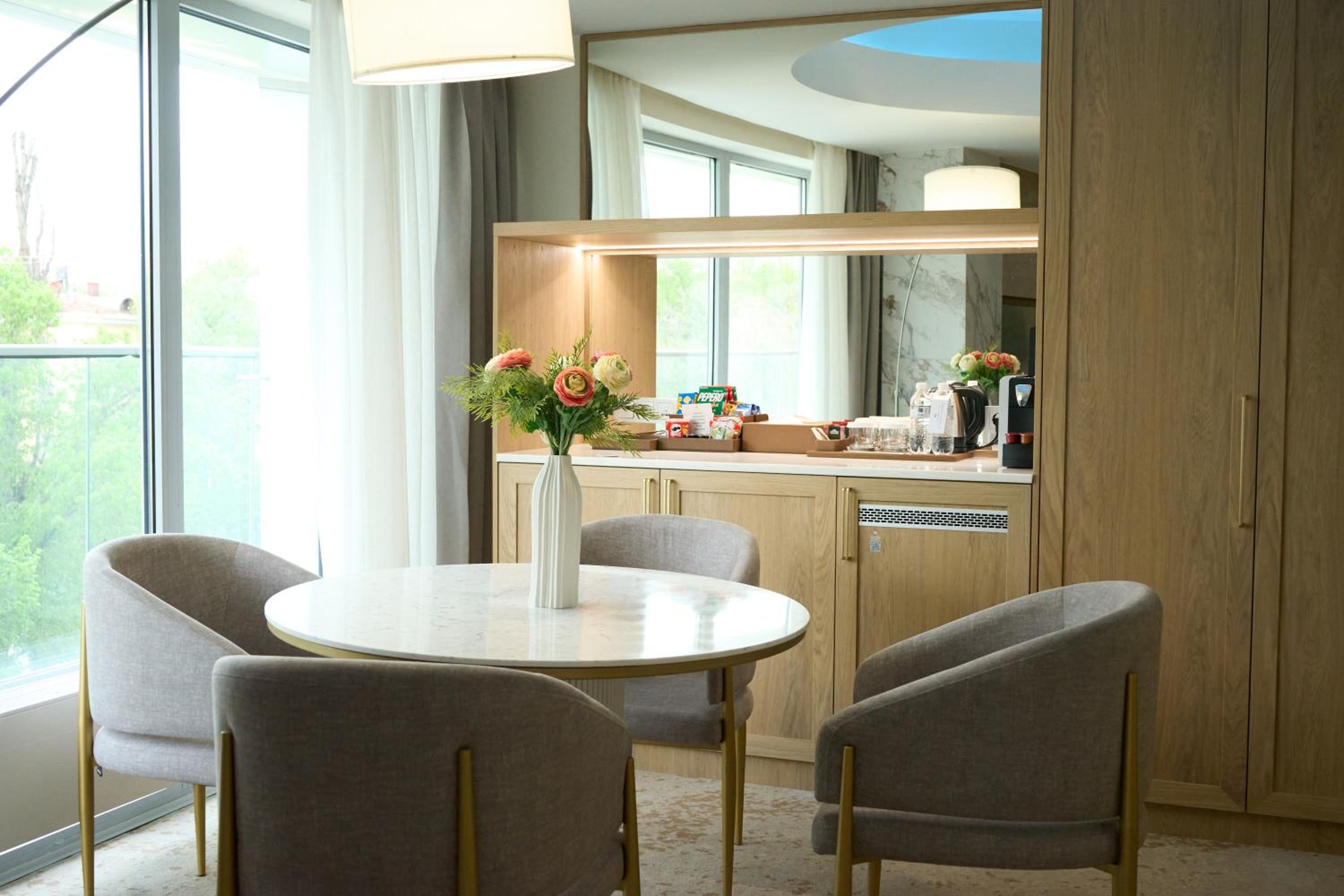 Executive Suite - Photo 2