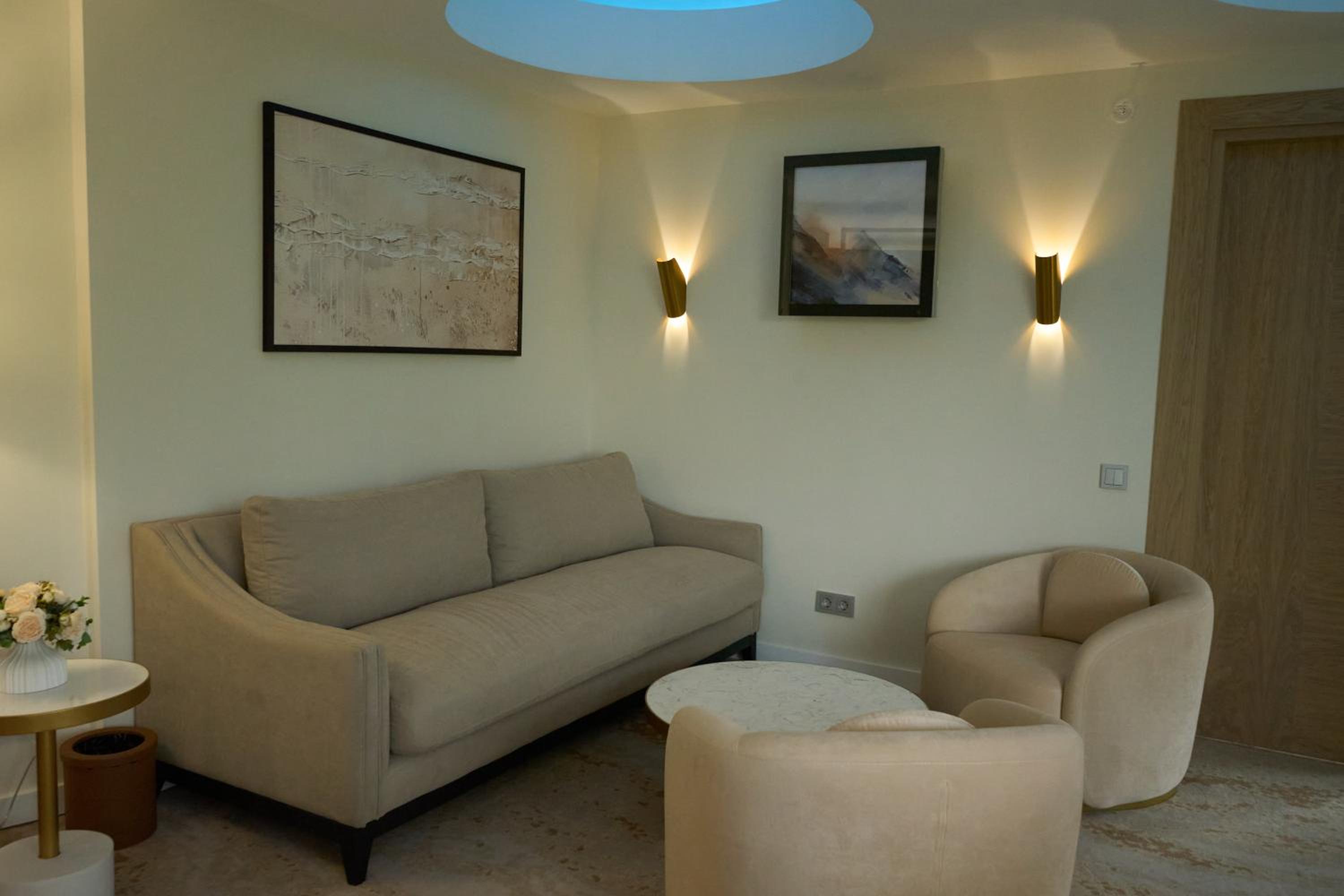 Executive Suite - Photo 4