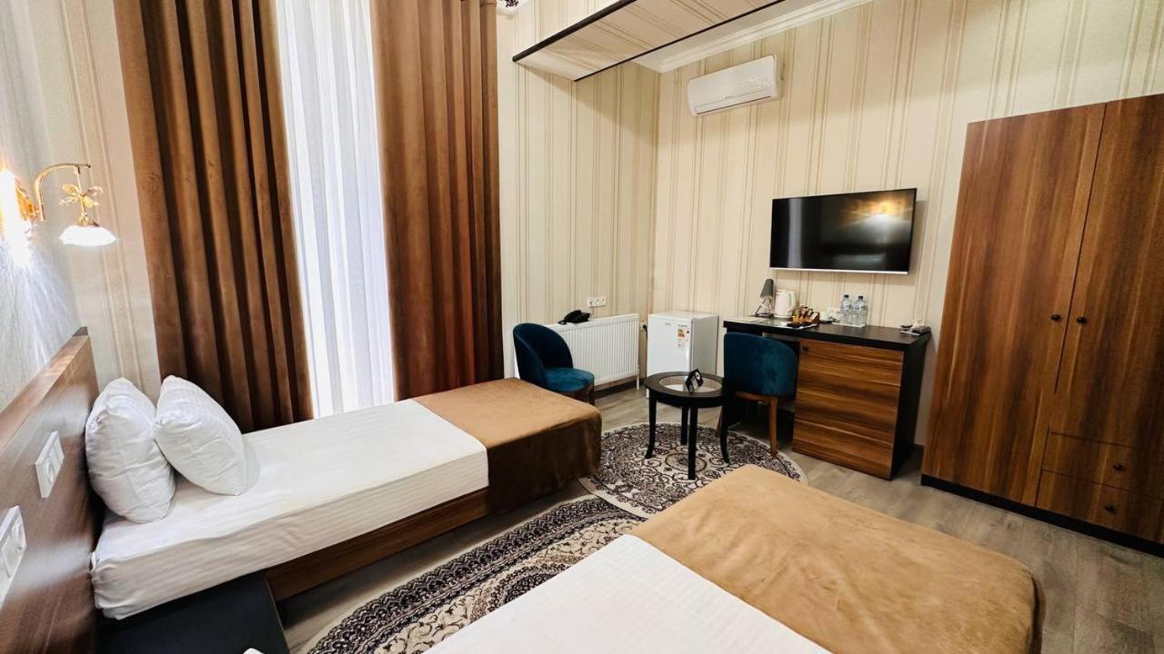 Double or Twin Room with Private Bathroom - Photo 7