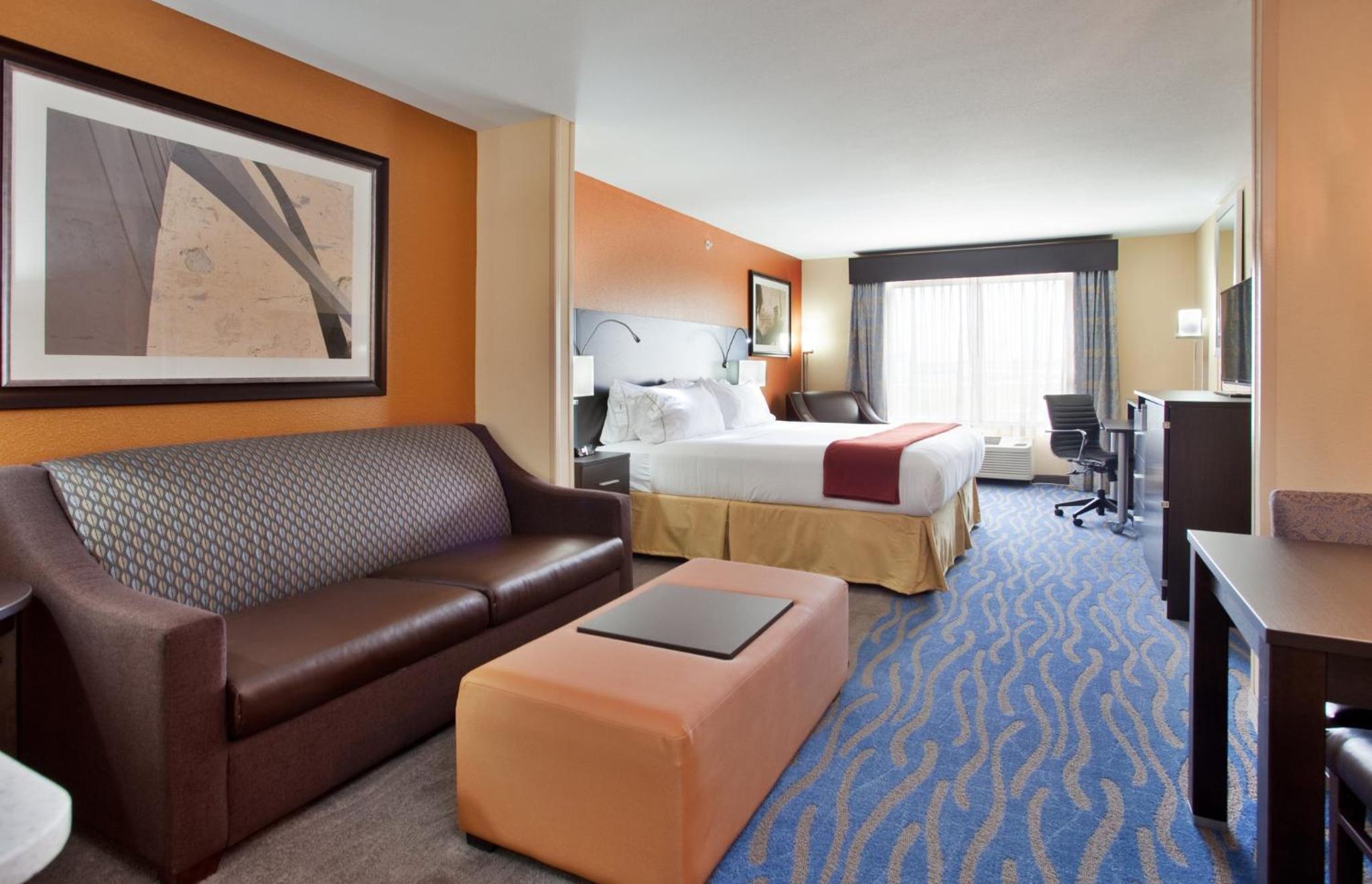King Suite with Sofa Bed - Communication Accessible