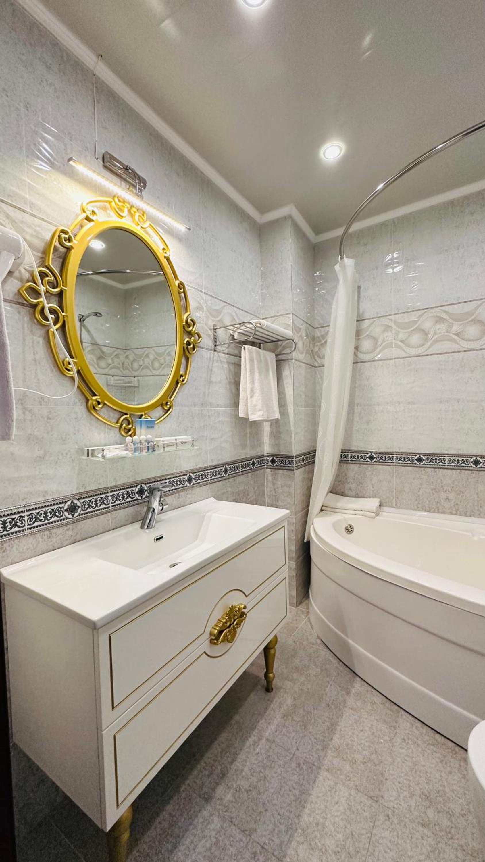 Double or Twin Room with Private Bathroom - Photo 8