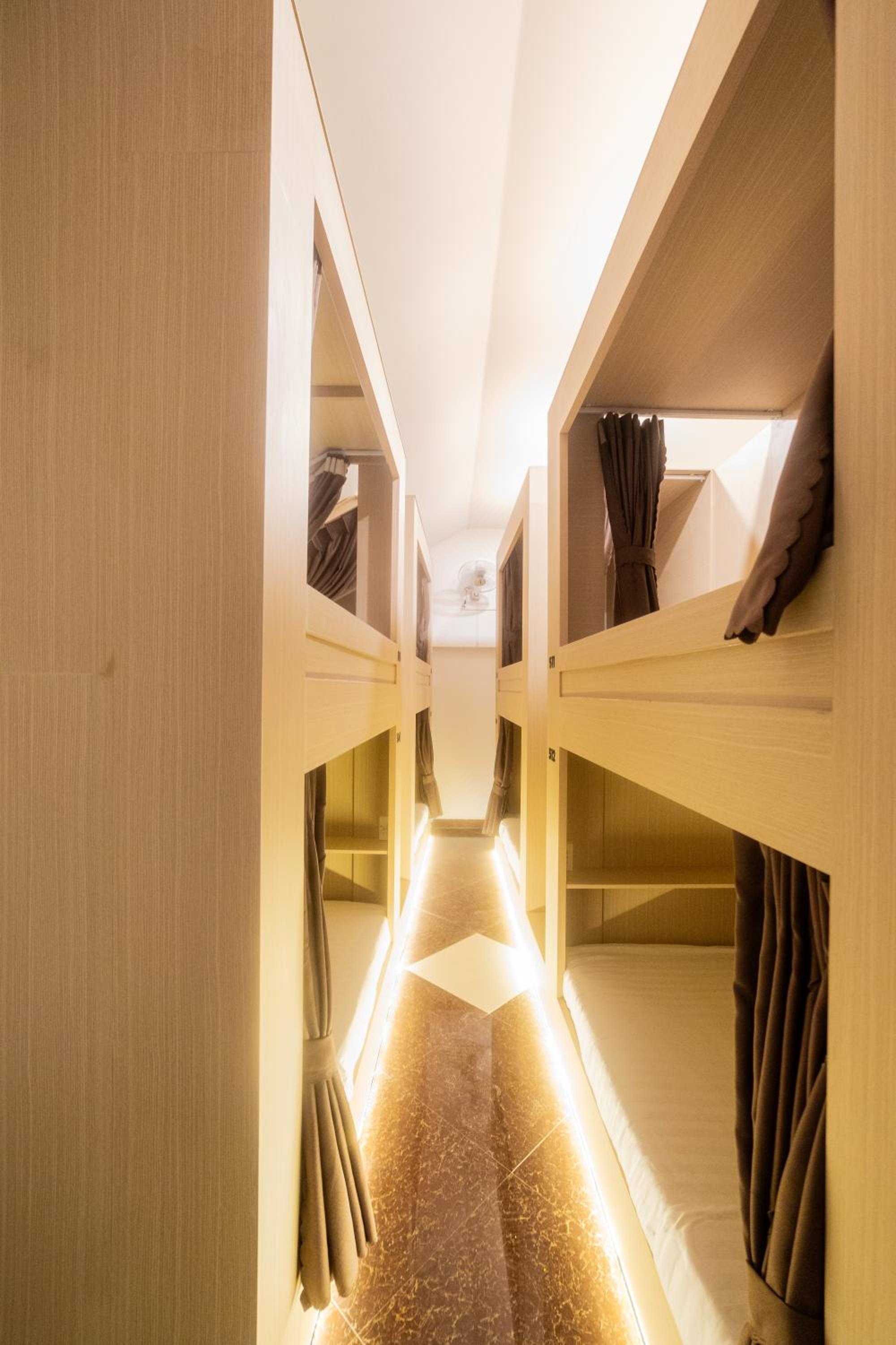 Single Bed in Mixed Dormitory Room