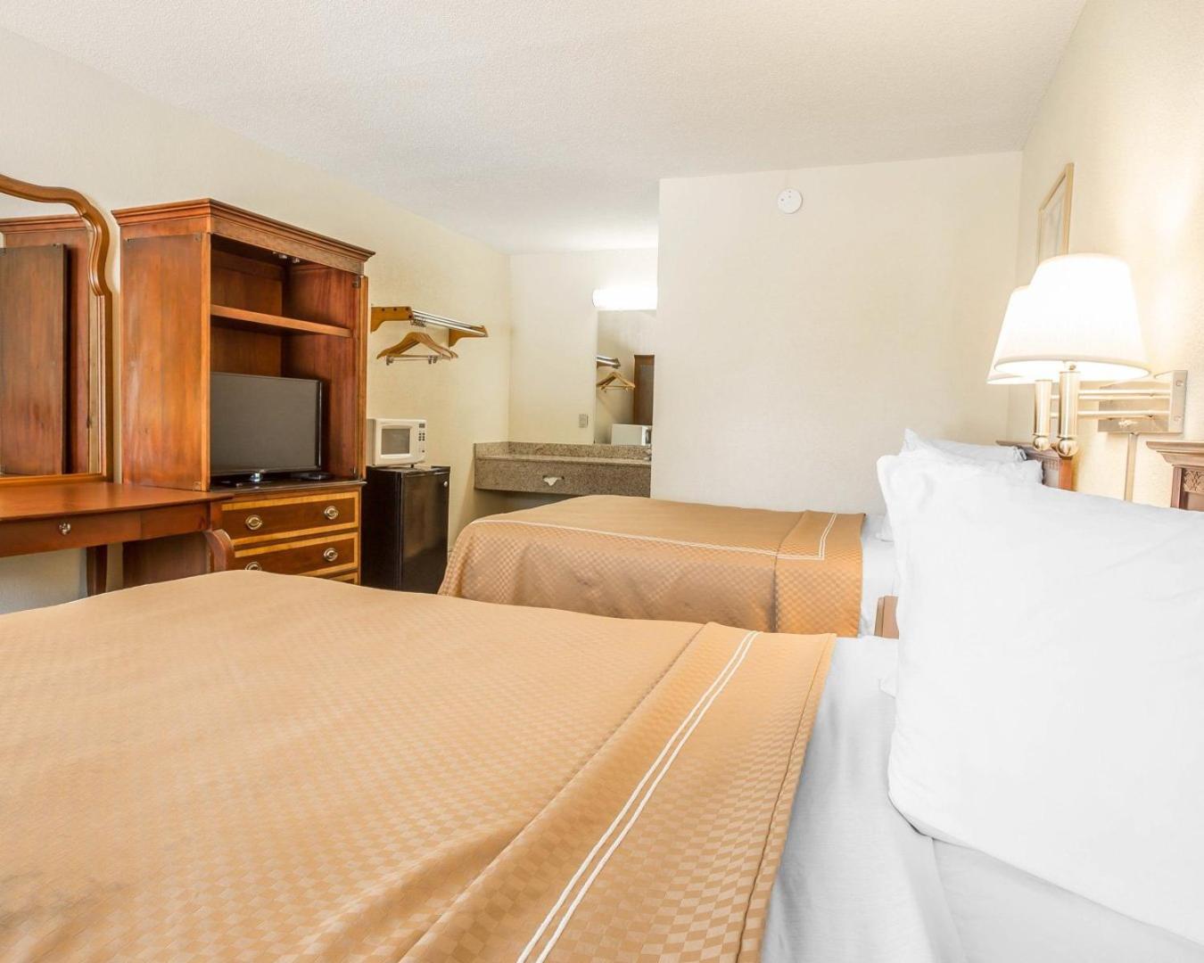 Double Room with Two Double Beds - Smoking photo 2