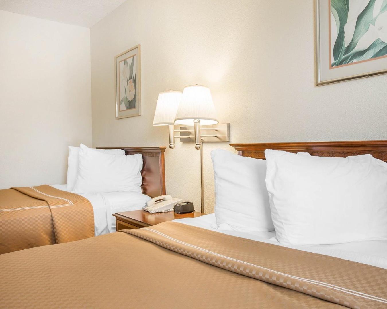 Double Room with Two Double Beds - Smoking photo 3